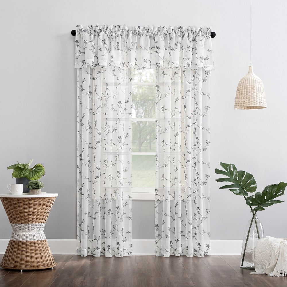 N° 918 Delia Rideau transparent à passe-tringle brodé floral