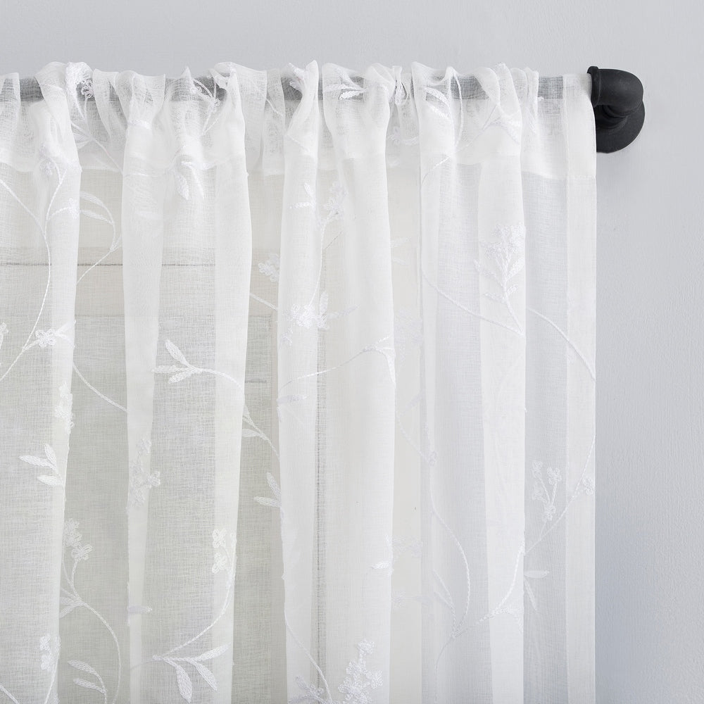 N° 918 Delia Rideau transparent à passe-tringle brodé floral