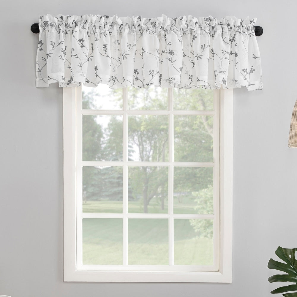 N° 918 Delia Rideau transparent à passe-tringle brodé floral
