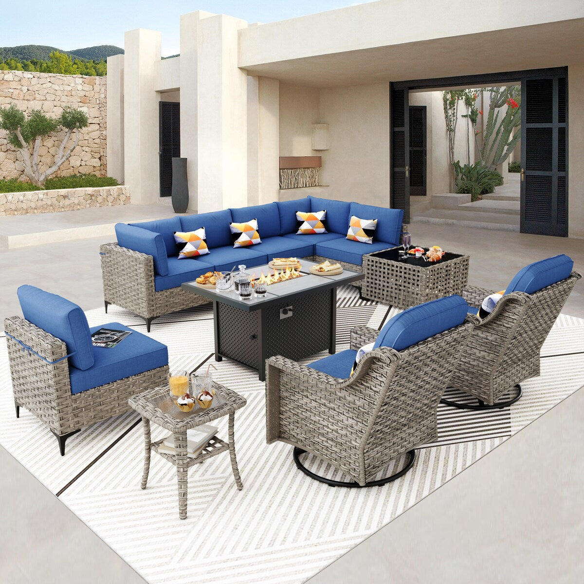Ensemble de 11 chaises pivotantes d'extérieur en osier OVIOS avec table basse et foyer à énergie solaire