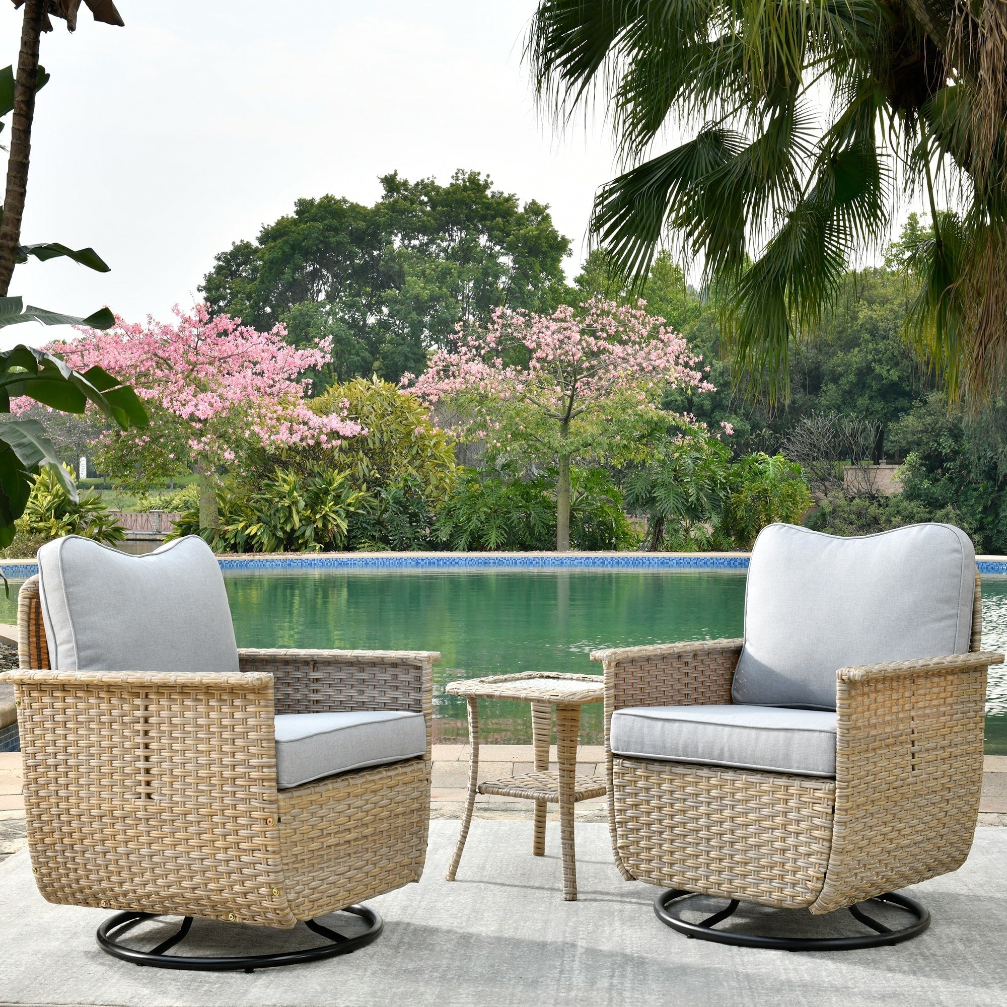 Ensemble de 3 chaises pivotantes en osier pour patio OVIOS, adaptées aux animaux de compagnie