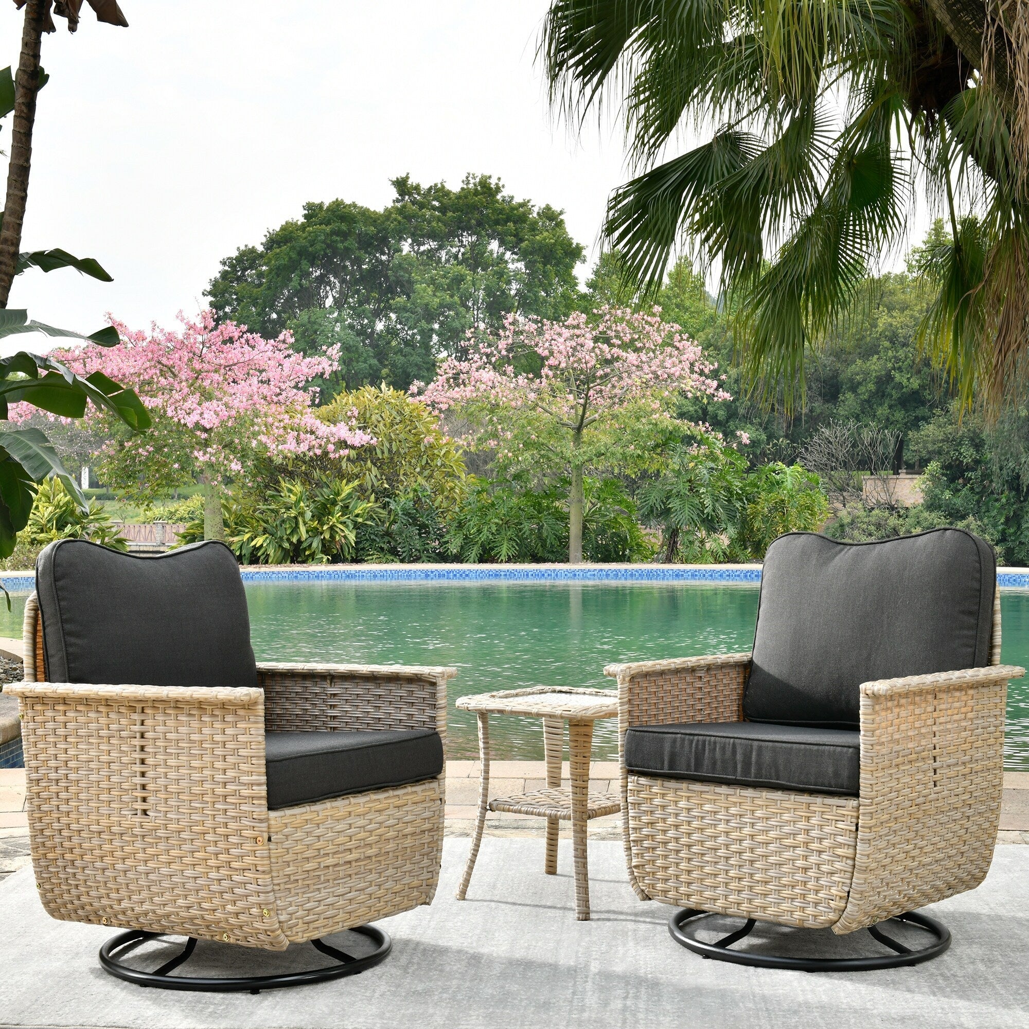 Ensemble de 3 chaises pivotantes en osier pour patio OVIOS, adaptées aux animaux de compagnie