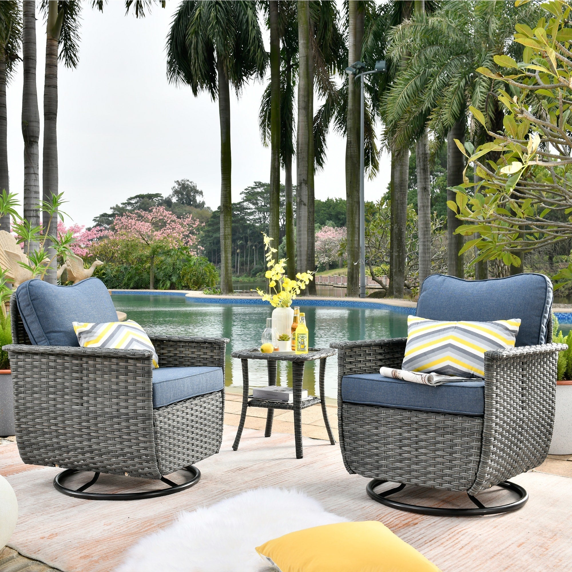 Ensemble de 3 chaises pivotantes en osier pour patio OVIOS, adaptées aux animaux de compagnie