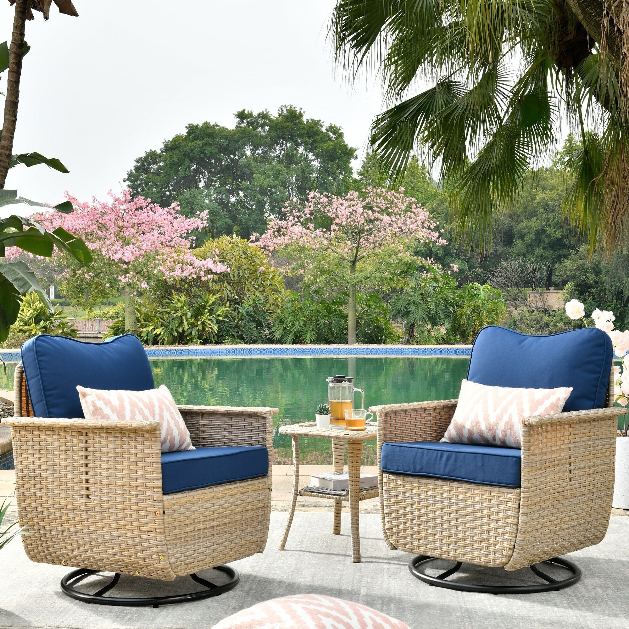 Ensemble de 3 chaises pivotantes en osier pour patio OVIOS, adaptées aux animaux de compagnie