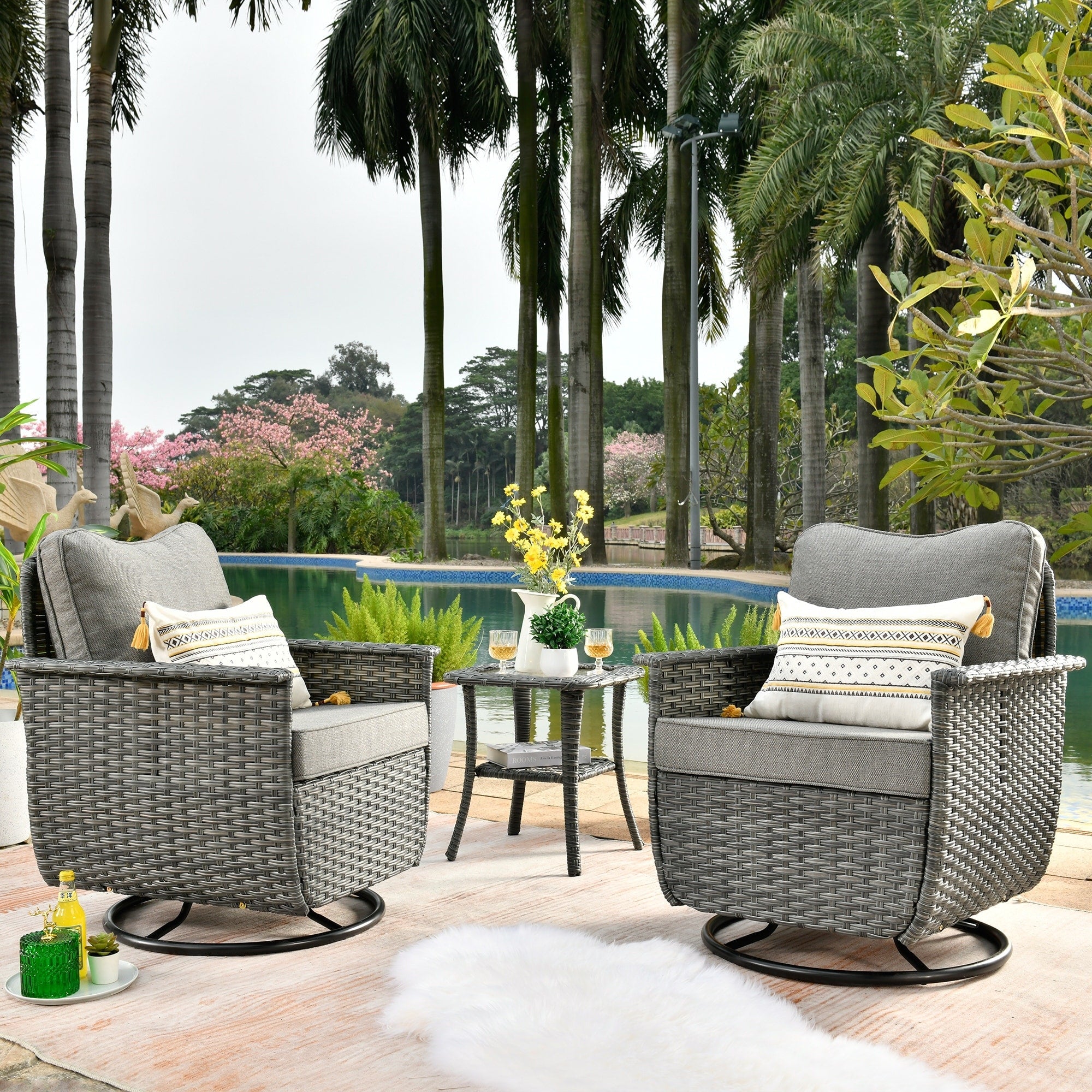 Ensemble de 3 chaises pivotantes en osier pour patio OVIOS, adaptées aux animaux de compagnie
