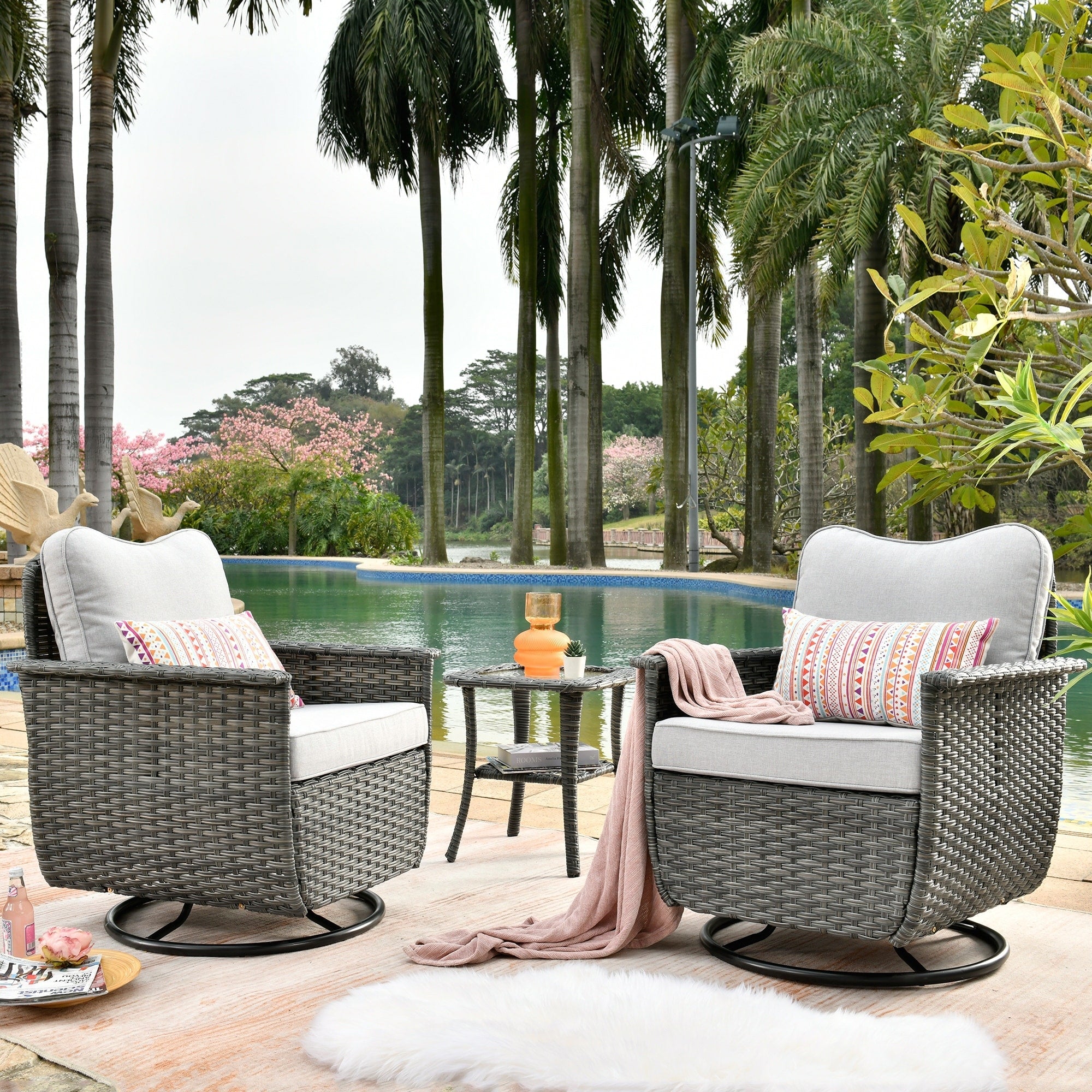 Ensemble de 3 chaises pivotantes en osier pour patio OVIOS, adaptées aux animaux de compagnie
