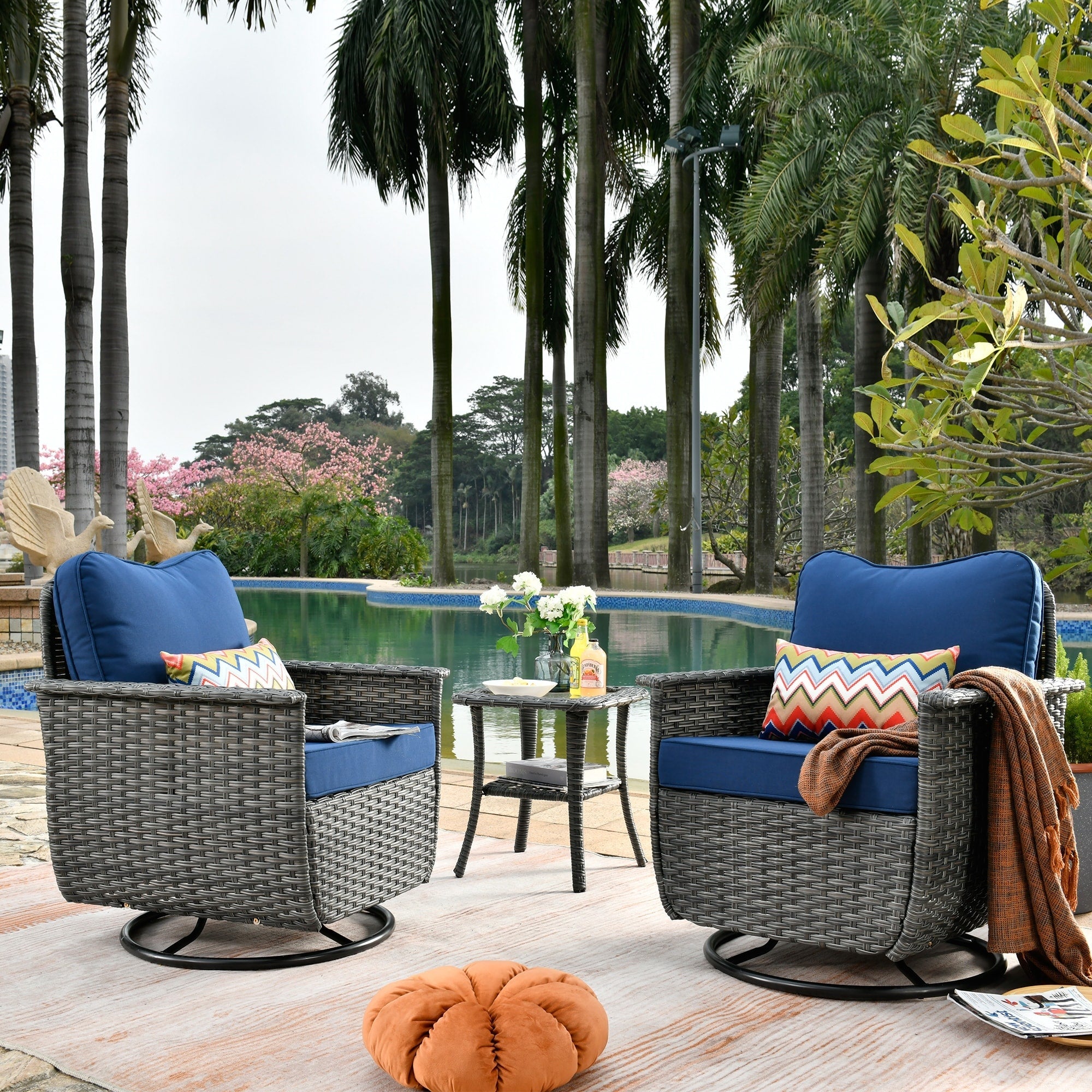 Ensemble de 3 chaises pivotantes en osier pour patio OVIOS, adaptées aux animaux de compagnie