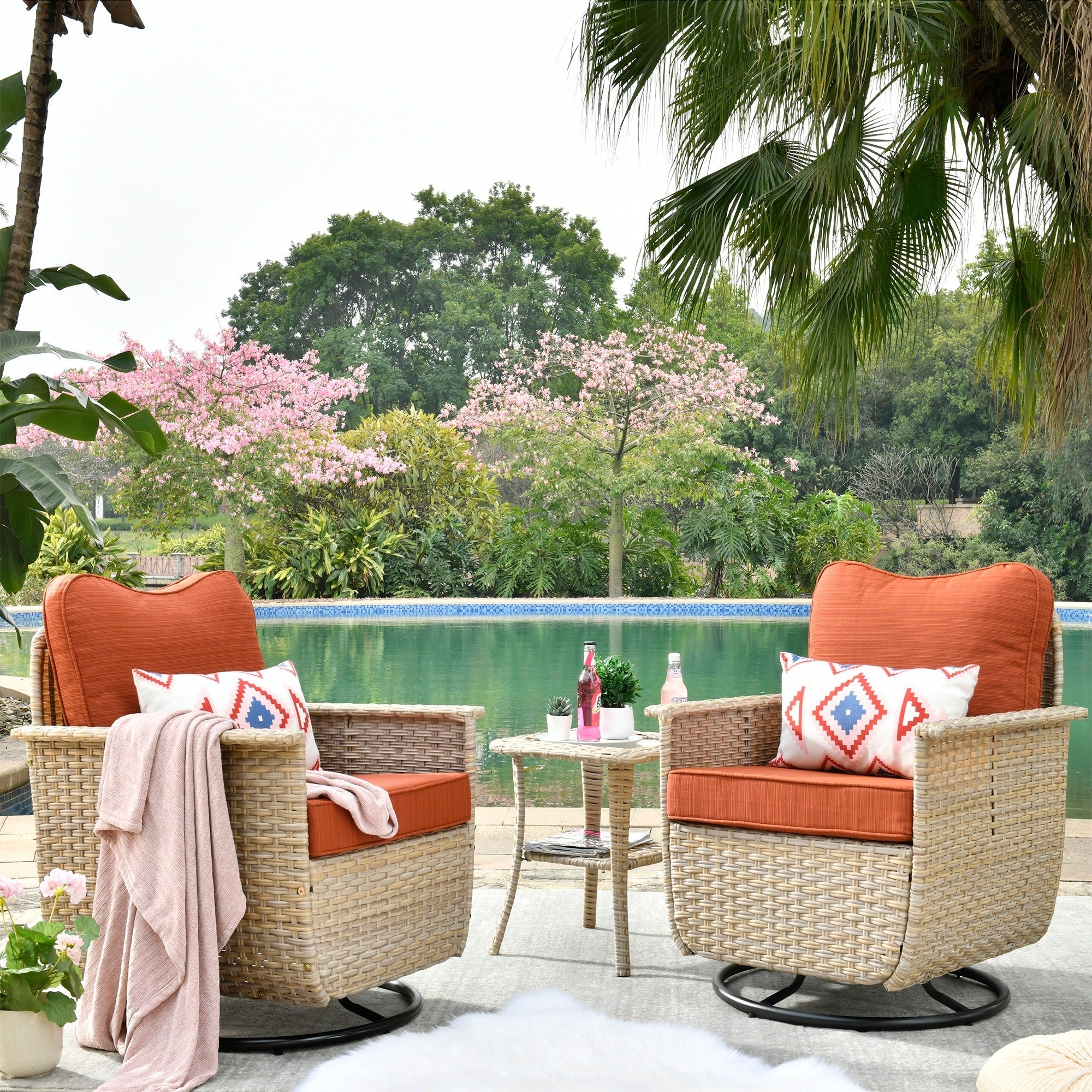 Ensemble de 3 chaises pivotantes en osier pour patio OVIOS, adaptées aux animaux de compagnie
