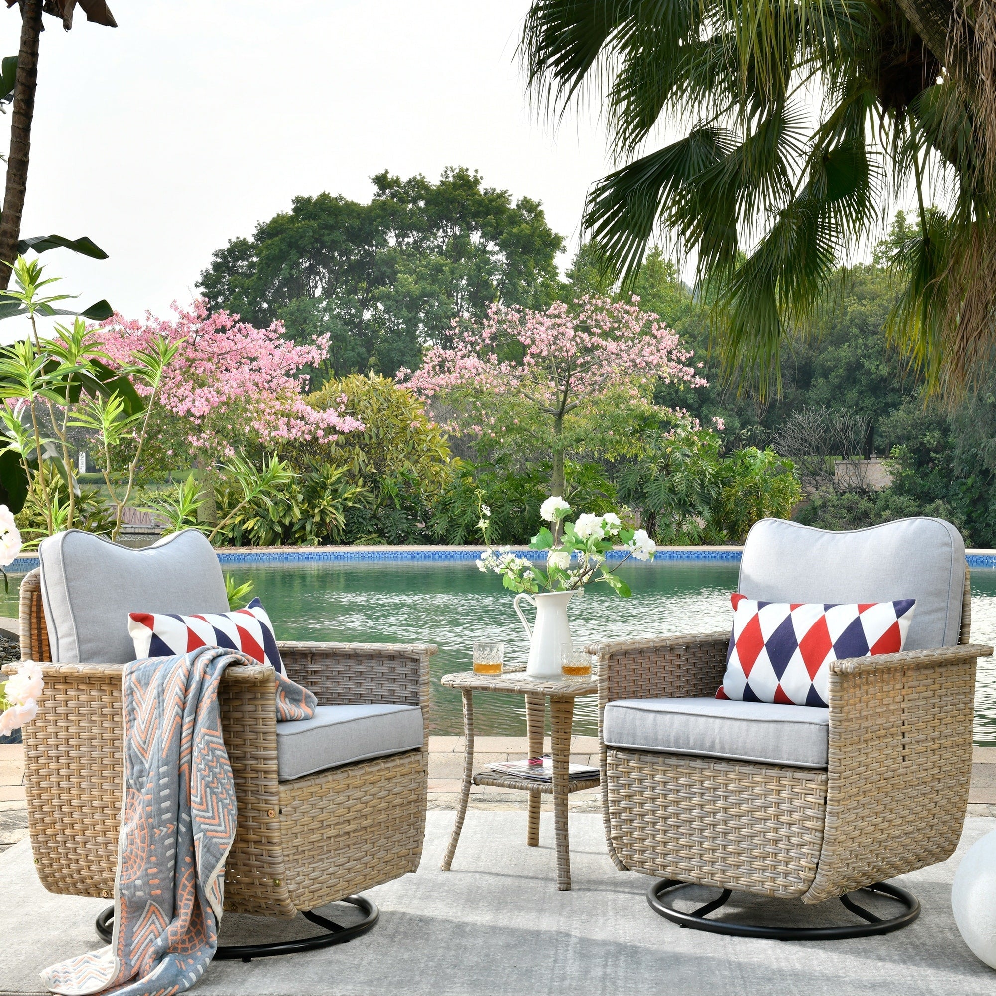 Ensemble de 3 chaises pivotantes en osier pour patio OVIOS, adaptées aux animaux de compagnie