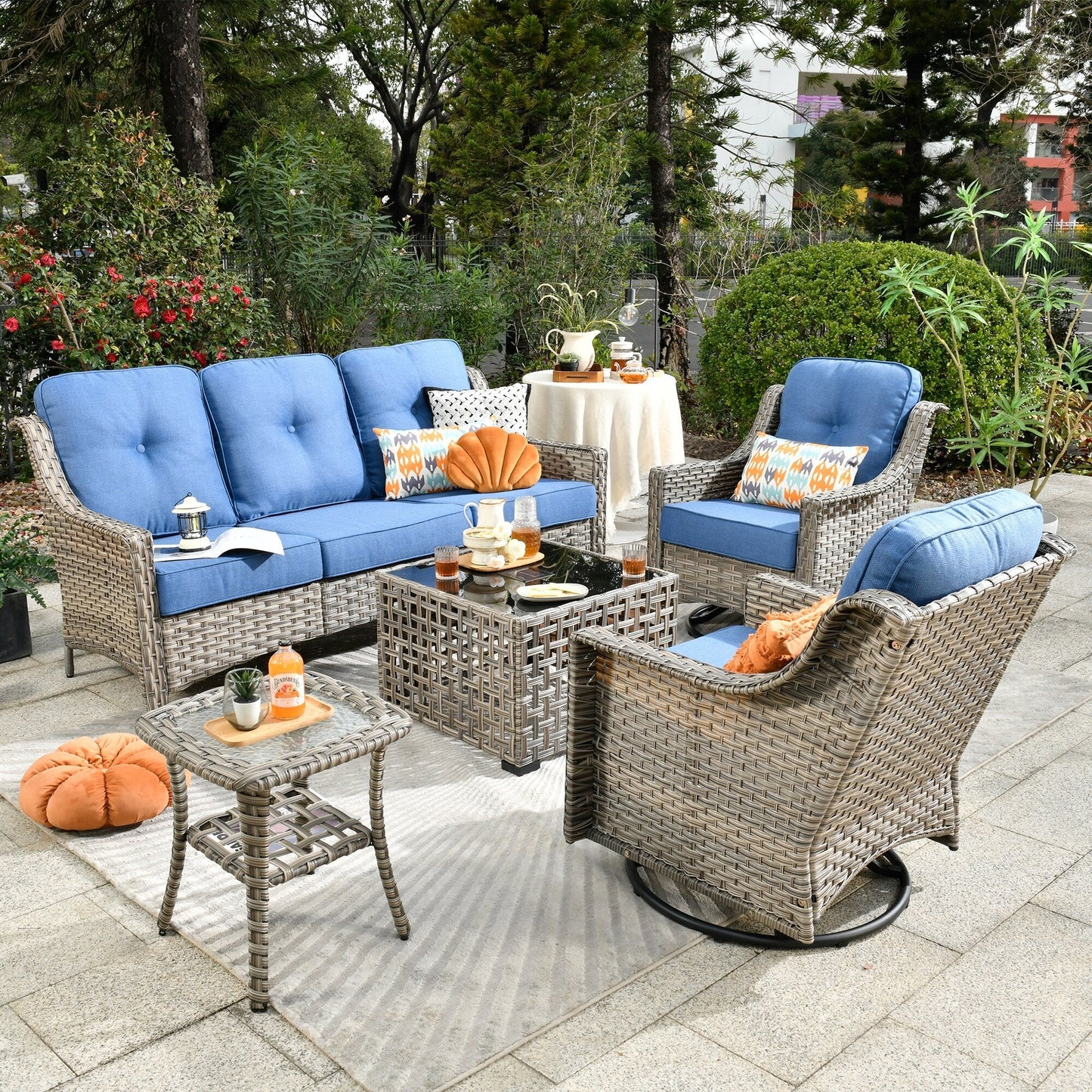 Ensemble de 5 chaises pivotantes d'extérieur en osier OVIOS avec table à énergie solaire