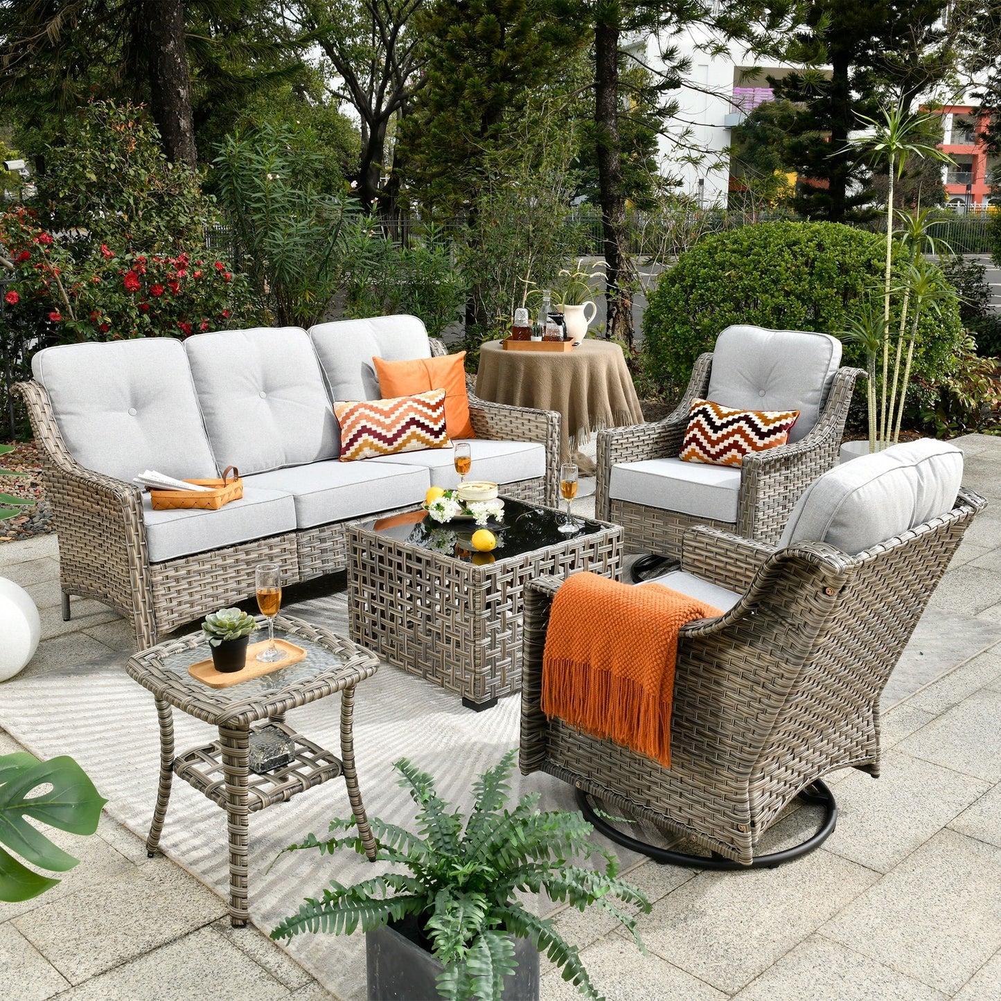 Ensemble de 5 chaises pivotantes d'extérieur en osier OVIOS avec table à énergie solaire