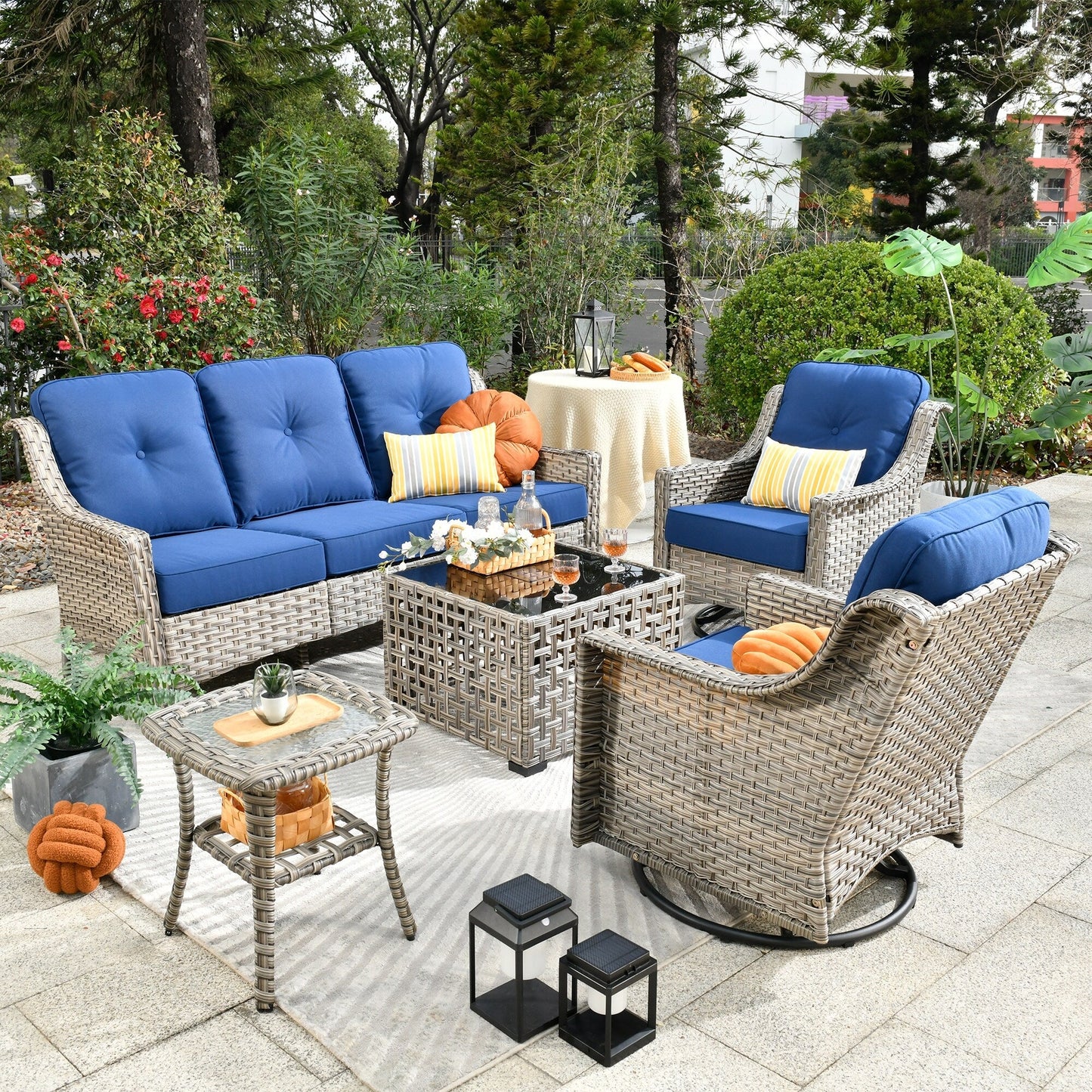Ensemble de 5 chaises pivotantes d'extérieur en osier OVIOS avec table à énergie solaire