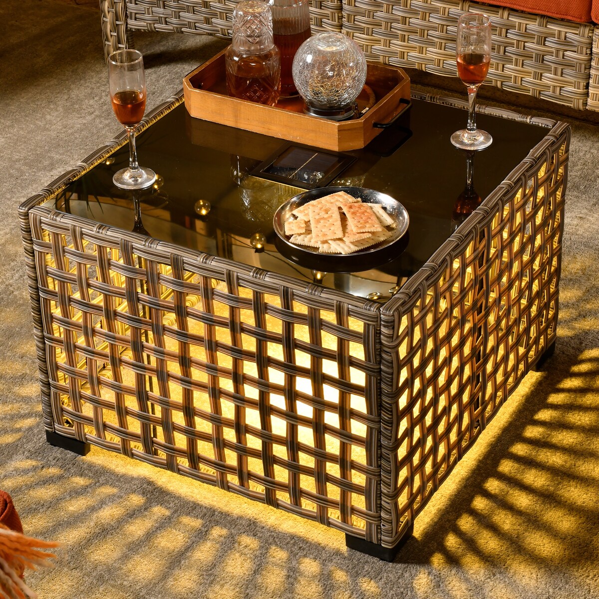 Ensemble de 6 chaises pivotantes d'extérieur en osier OVIOS avec table basse à énergie solaire