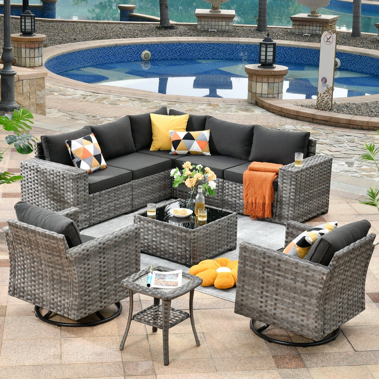 Ensemble de 9 chaises pivotantes à bascule en osier pour patio OVIOS avec tables à plateau en verre