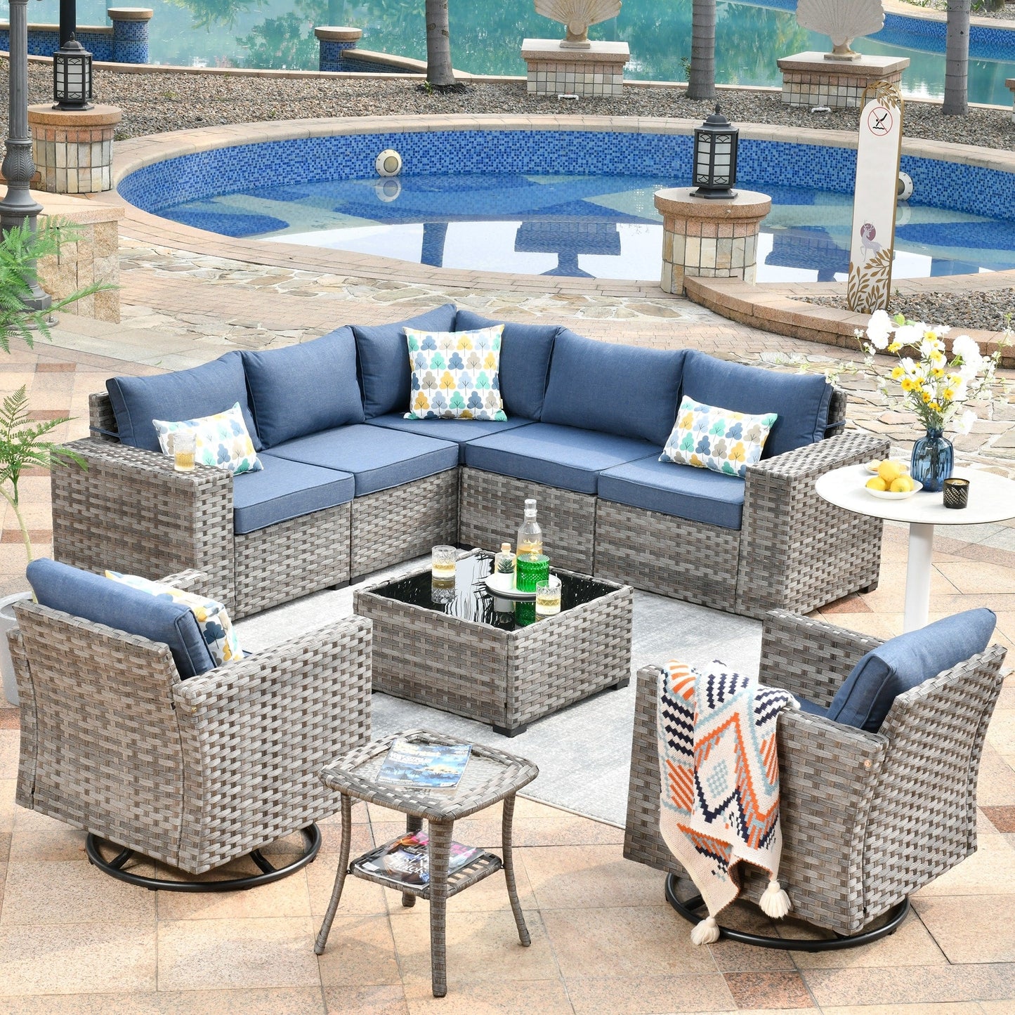 Ensemble de 9 chaises pivotantes à bascule en osier pour patio OVIOS avec tables à plateau en verre