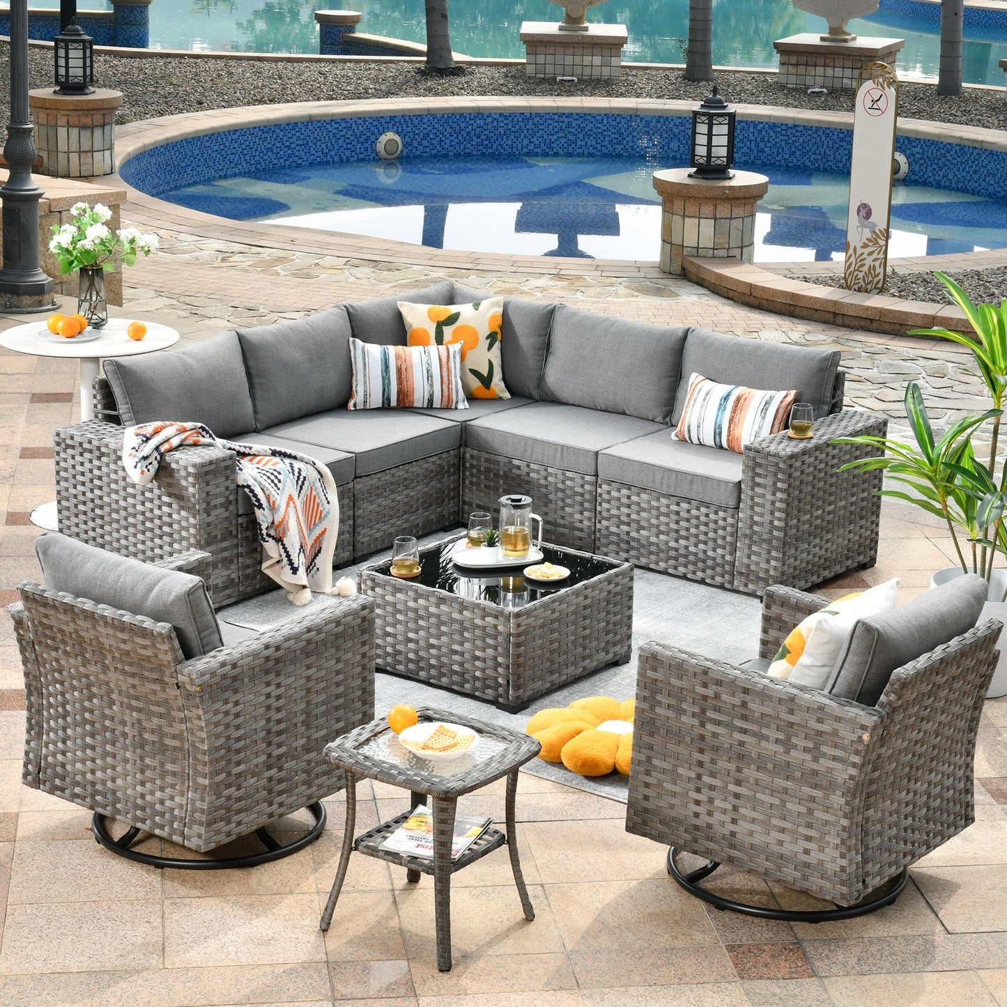Ensemble de 9 chaises pivotantes à bascule en osier pour patio OVIOS avec tables à plateau en verre