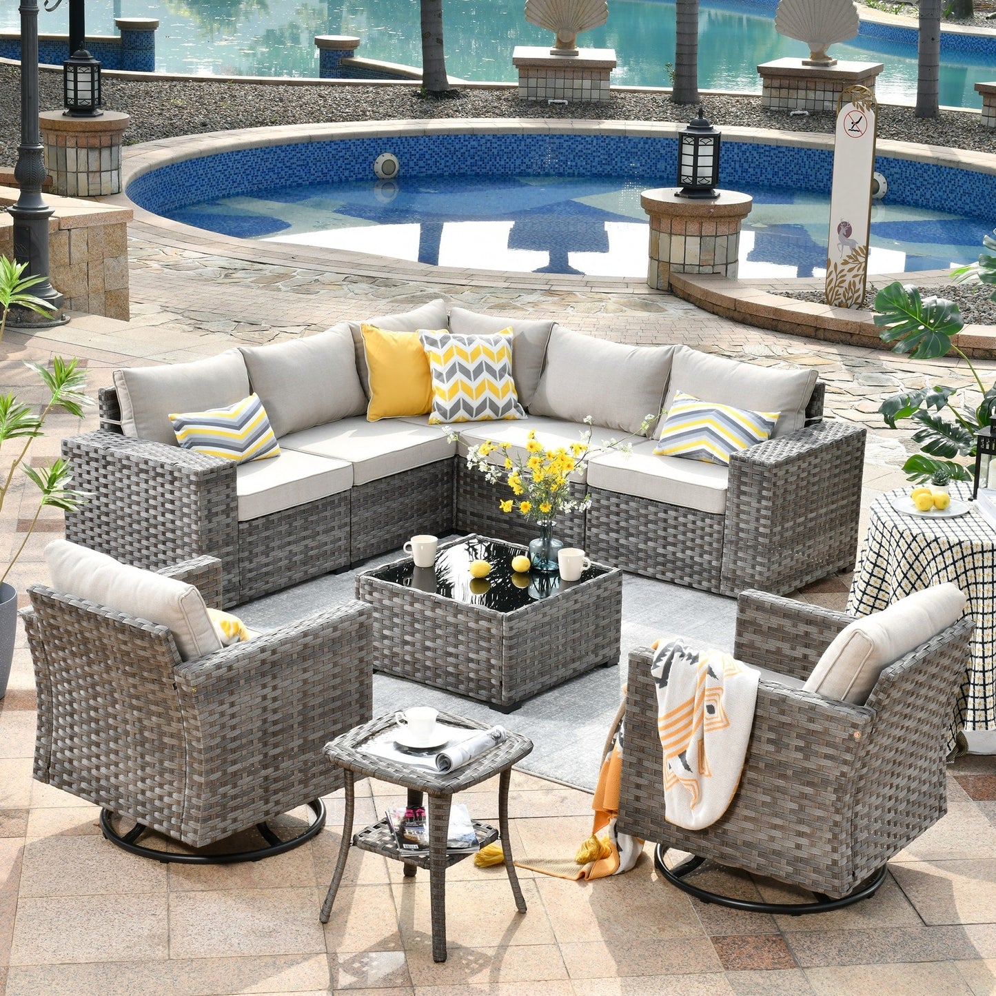 Ensemble de 9 chaises pivotantes à bascule en osier pour patio OVIOS avec tables à plateau en verre