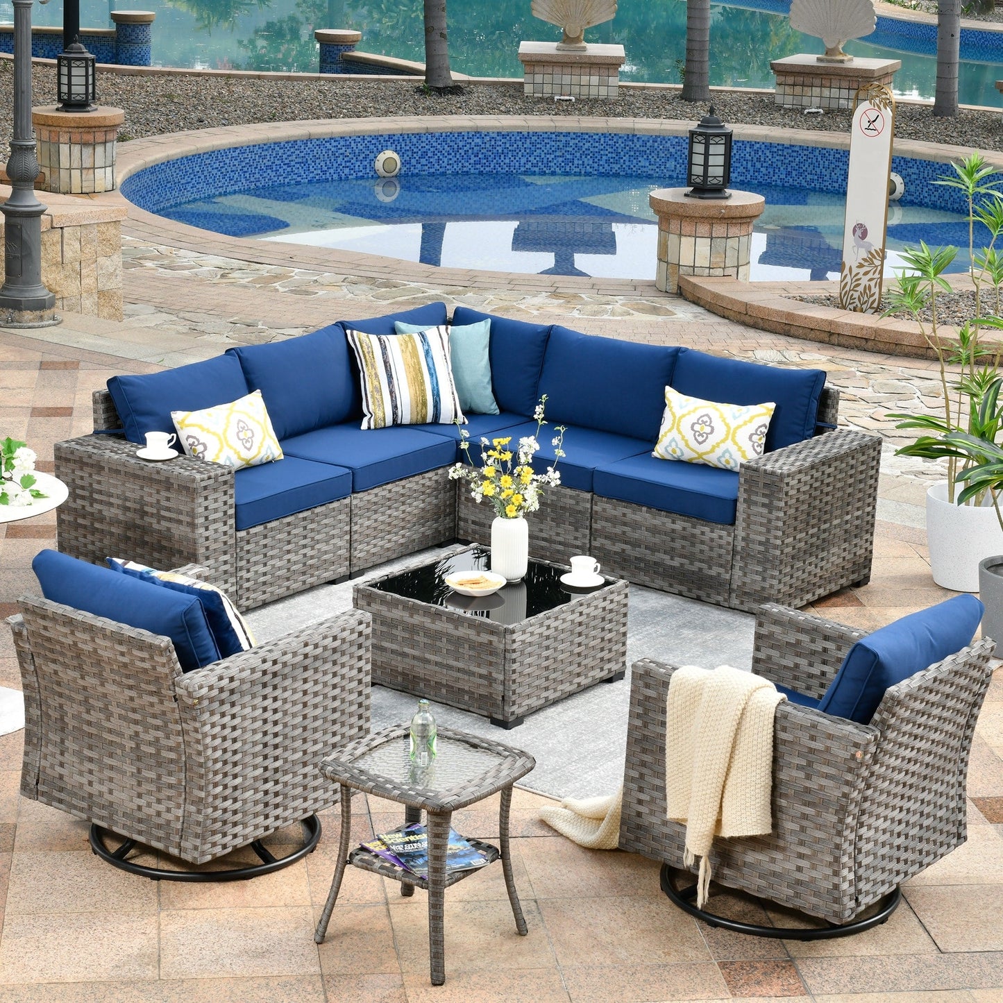 Ensemble de 9 chaises pivotantes à bascule en osier pour patio OVIOS avec tables à plateau en verre