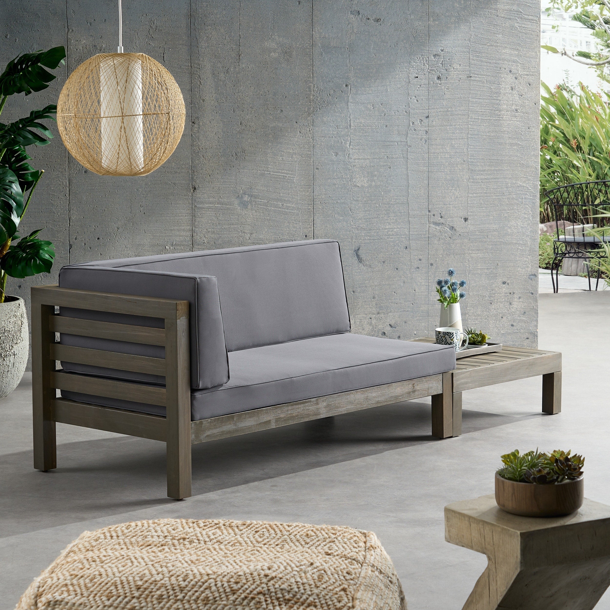 Ensemble causeuse et table basse d'extérieur en bois d'acacia Oana avec accoudoir gauche et coussin par Christopher Knight Home