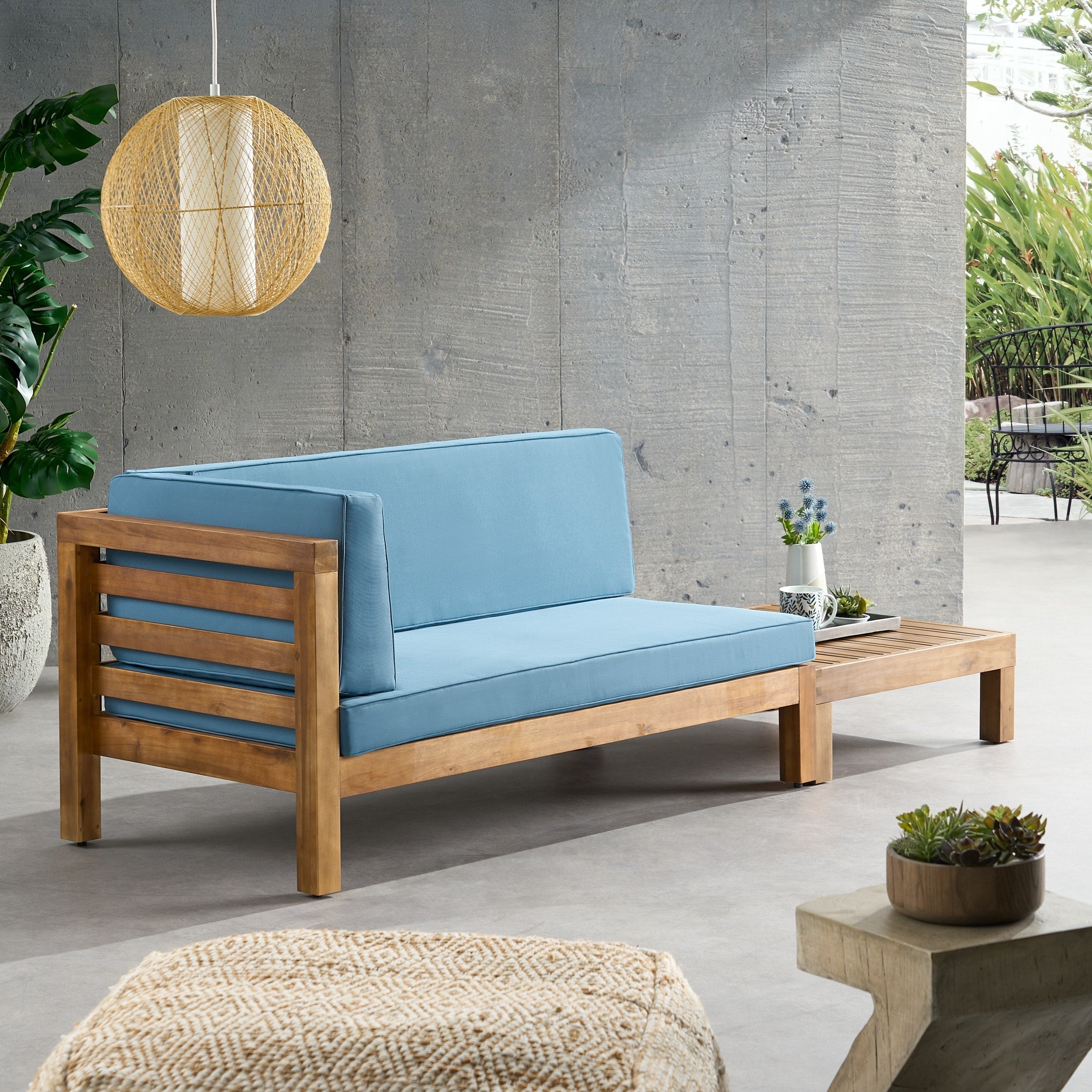 Ensemble causeuse et table basse d'extérieur en bois d'acacia Oana avec accoudoir gauche et coussin par Christopher Knight Home