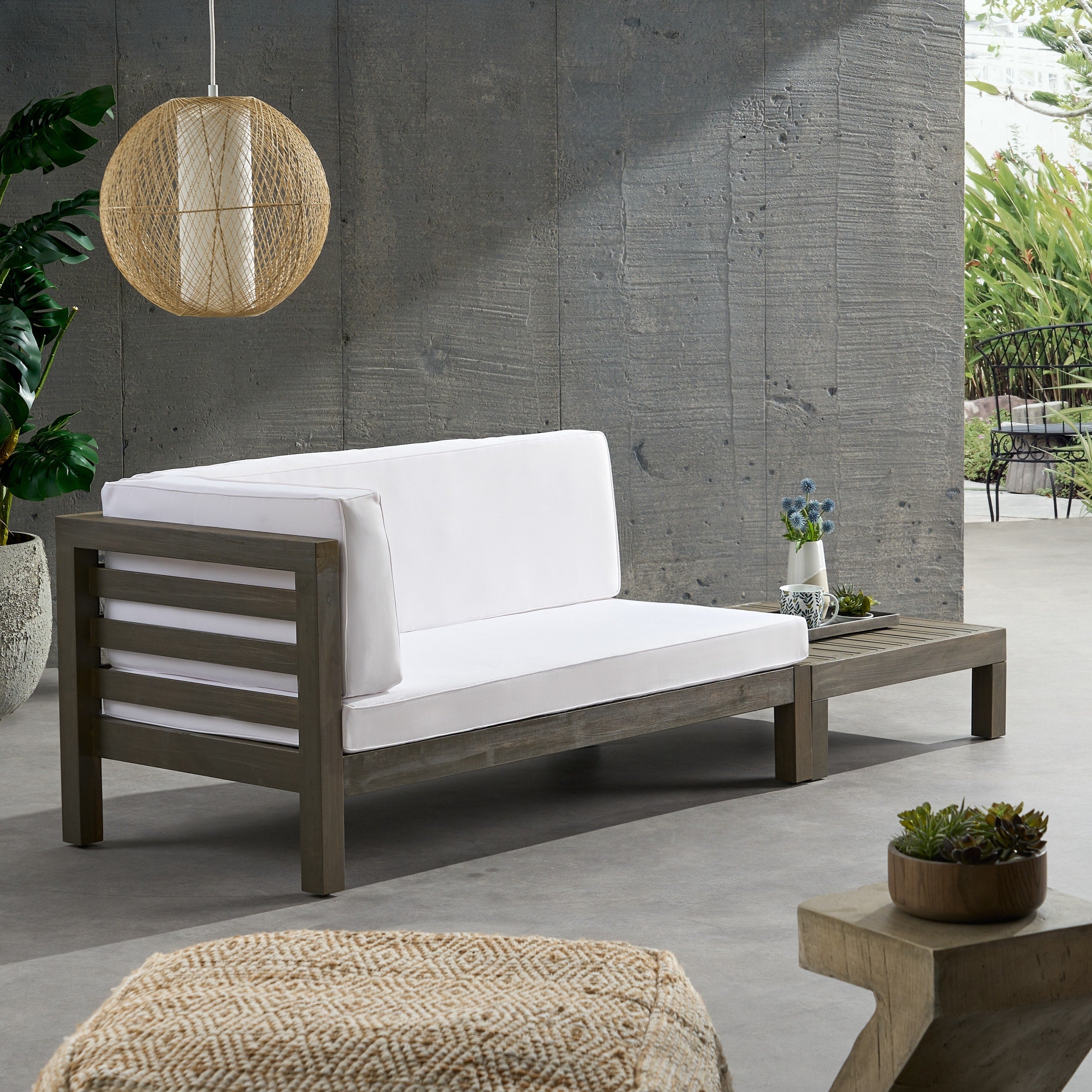 Ensemble causeuse et table basse d'extérieur en bois d'acacia Oana avec accoudoir gauche et coussin par Christopher Knight Home