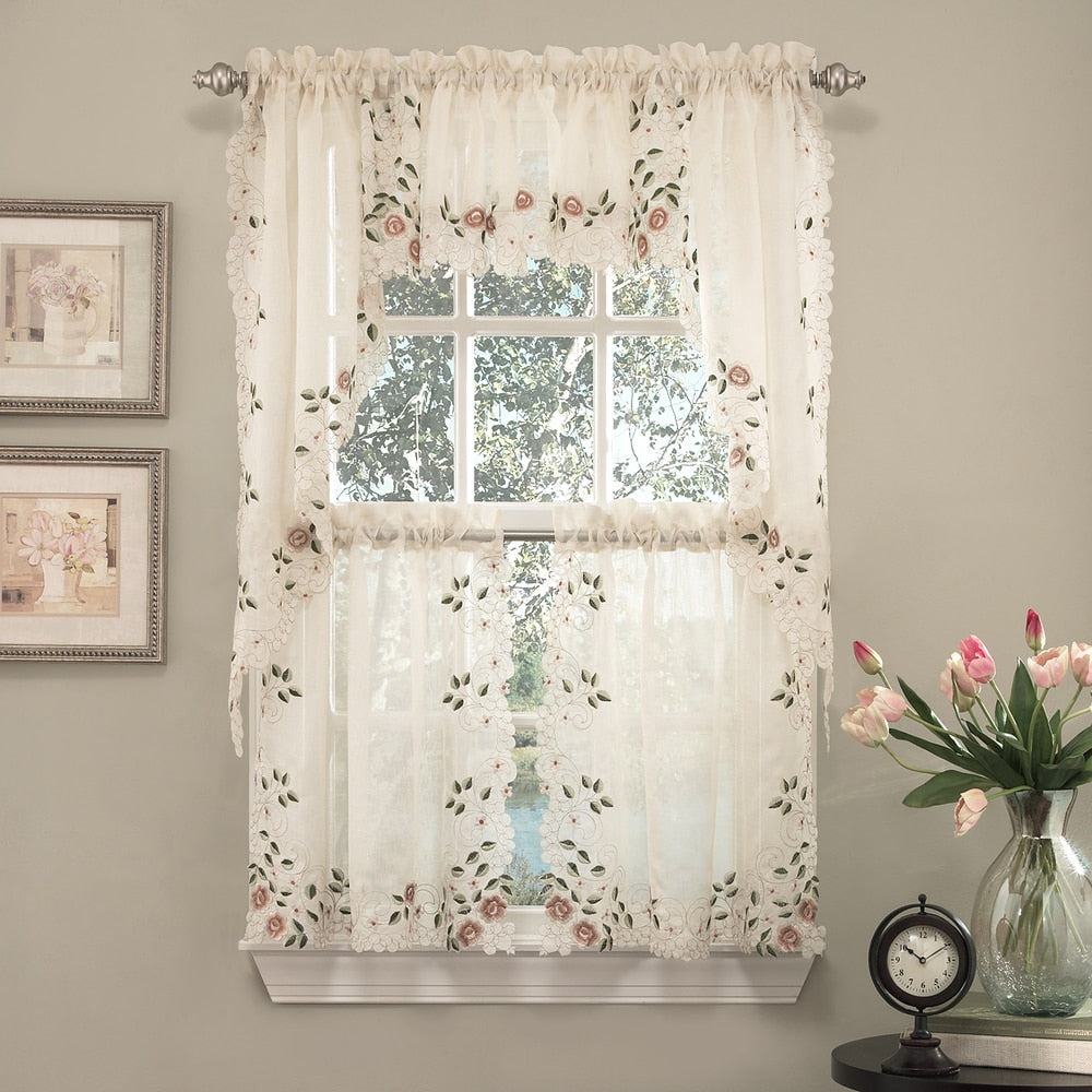 Rideau de cuisine transparent brodé à motifs floraux de l'Ancien Monde : volants, festons et cantonnières