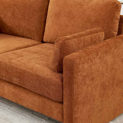 Canapé causeuse en chenille orange avec coussins de dossier et oreillers