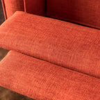 Fauteuil inclinable rembourré en tissu orange style milieu du siècle avec repose-pieds, dossier capitonné et pieds en hêtre