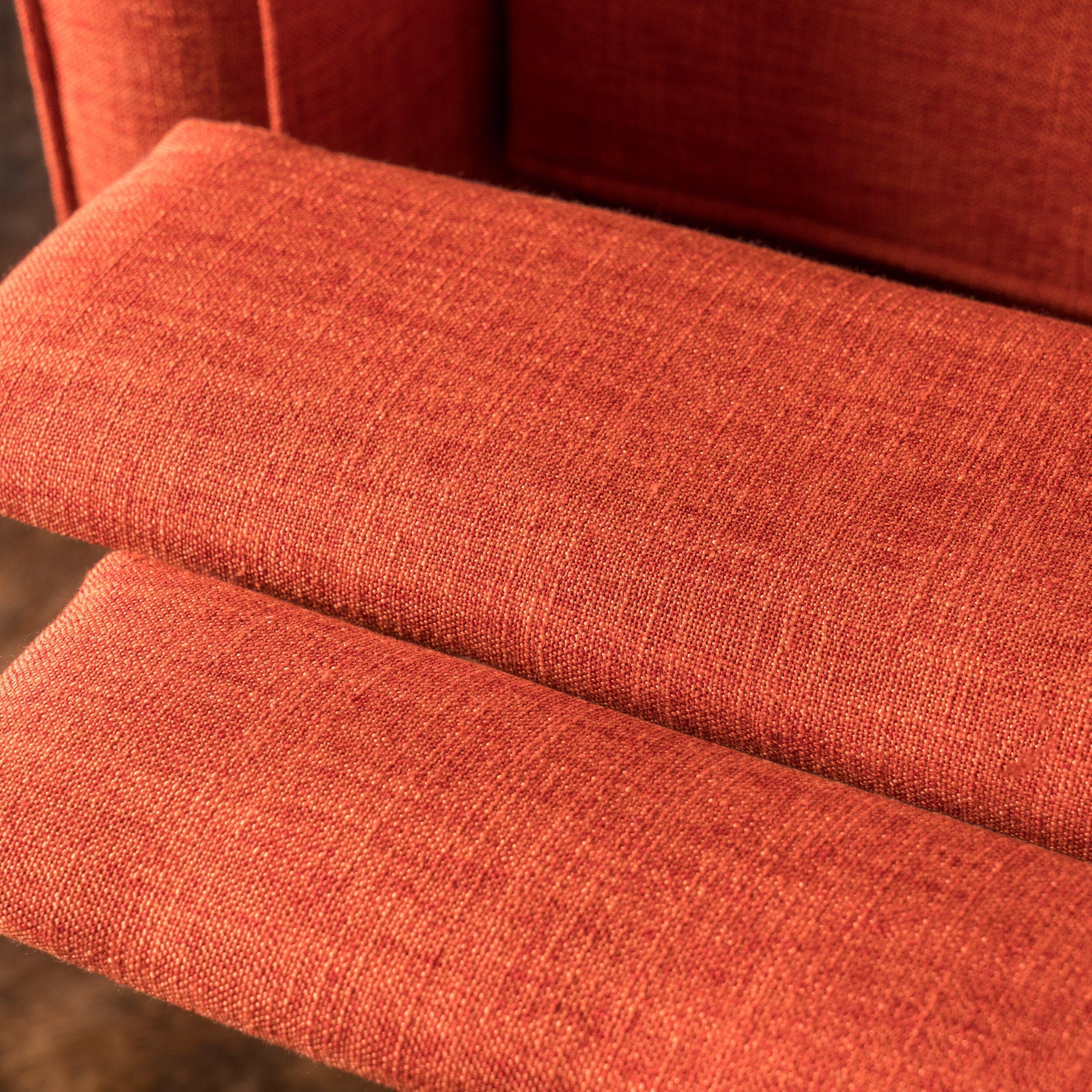 Fauteuil inclinable rembourré en tissu orange style milieu du siècle avec repose-pieds, dossier capitonné et pieds en hêtre