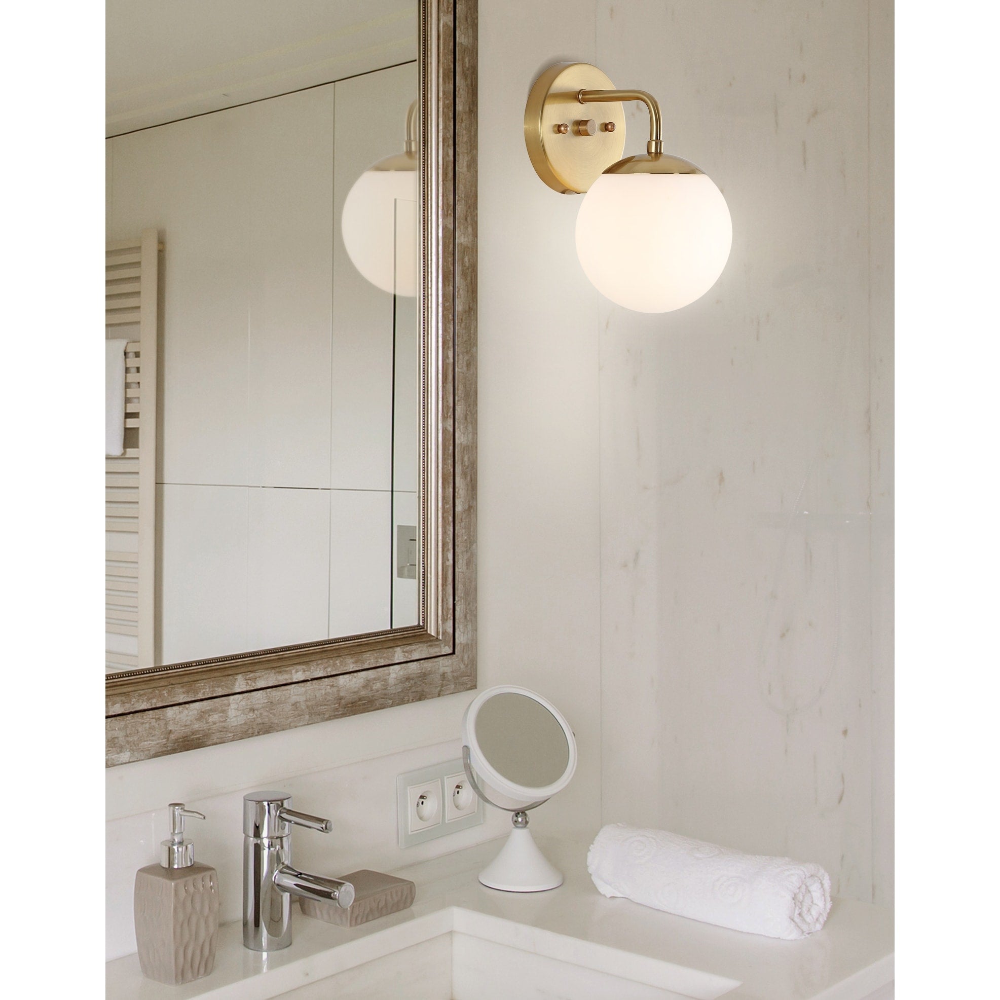 Luminaire de coiffeuse moderne à LED en métal et verre dépoli, par JONATHAN Y