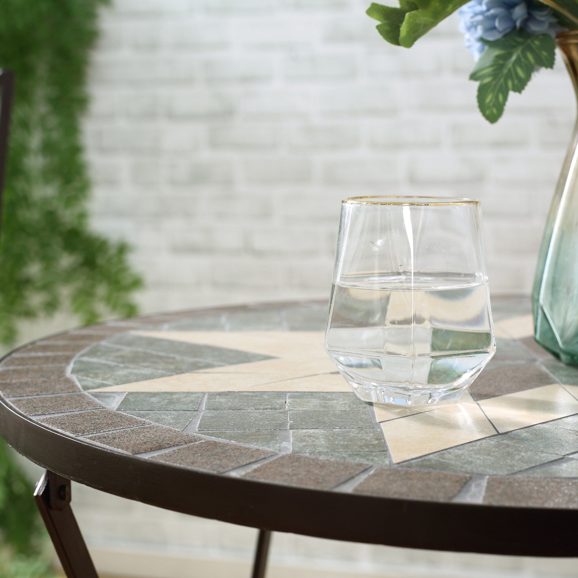 Ensemble bistrot Outsunny 3 pièces pour terrasse, table en mosaïque et 2 chaises sans accoudoirs pliables, structure en métal pour jardin et piscine