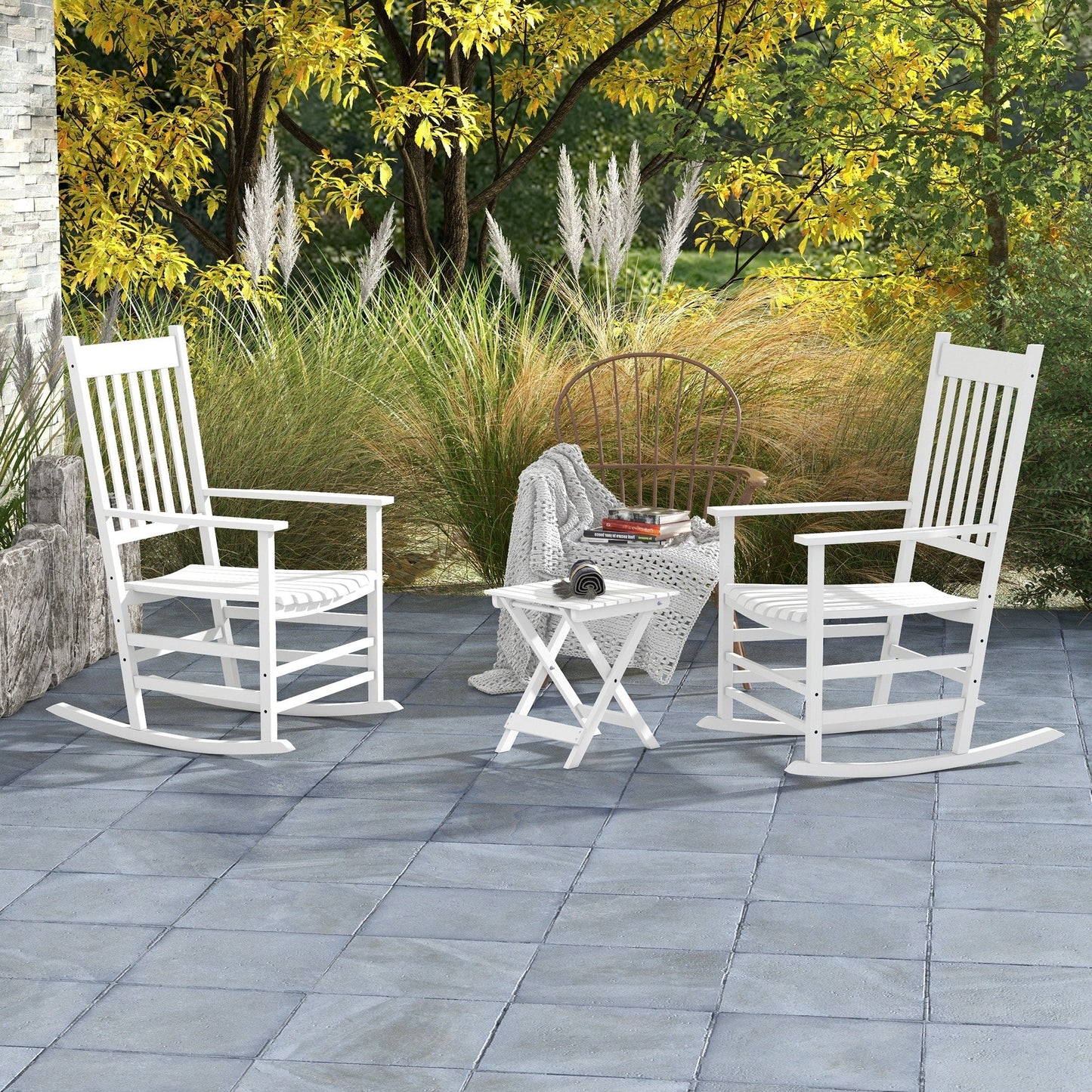 Ensemble de chaises à bascule en bois Outsunny avec table d'appoint pliable, chaises à bascule d'extérieur