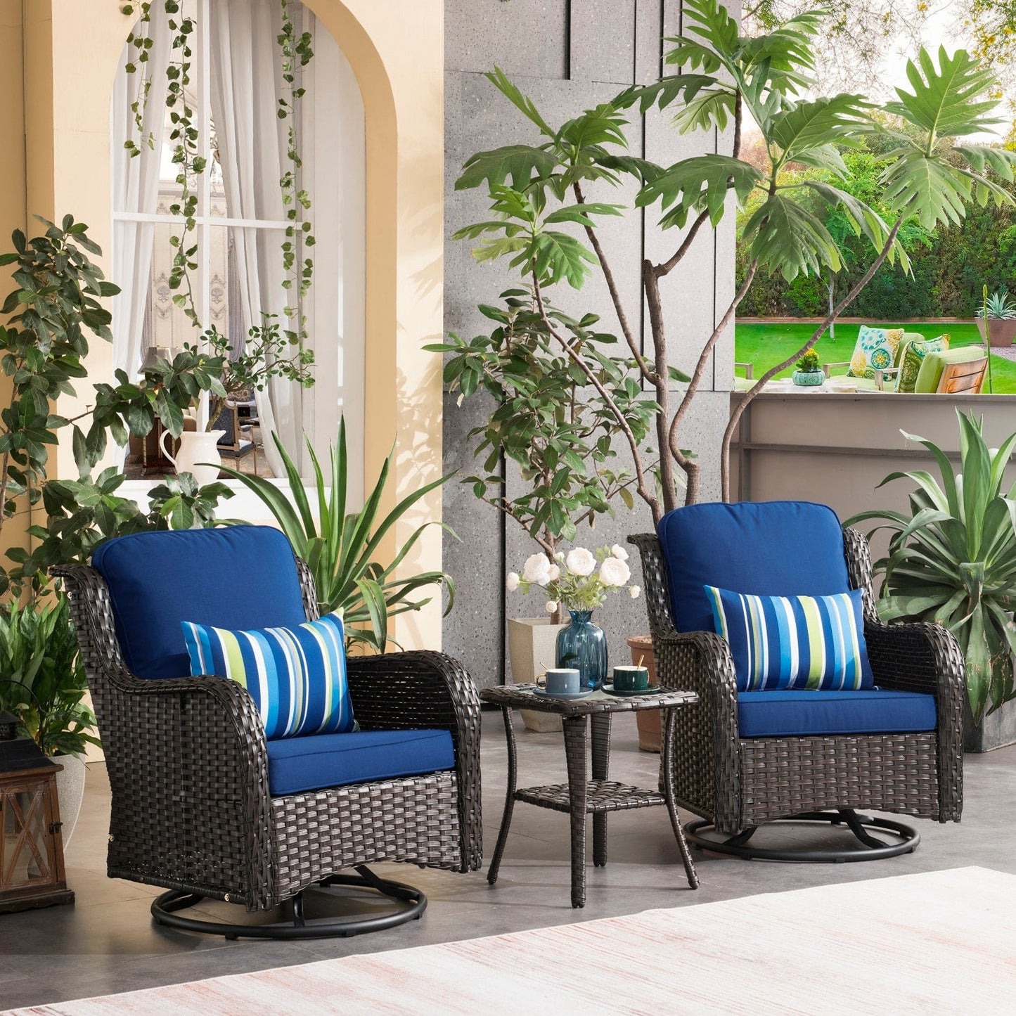 Ensemble de 3 chaises pivotantes en osier pour patio OVIOS