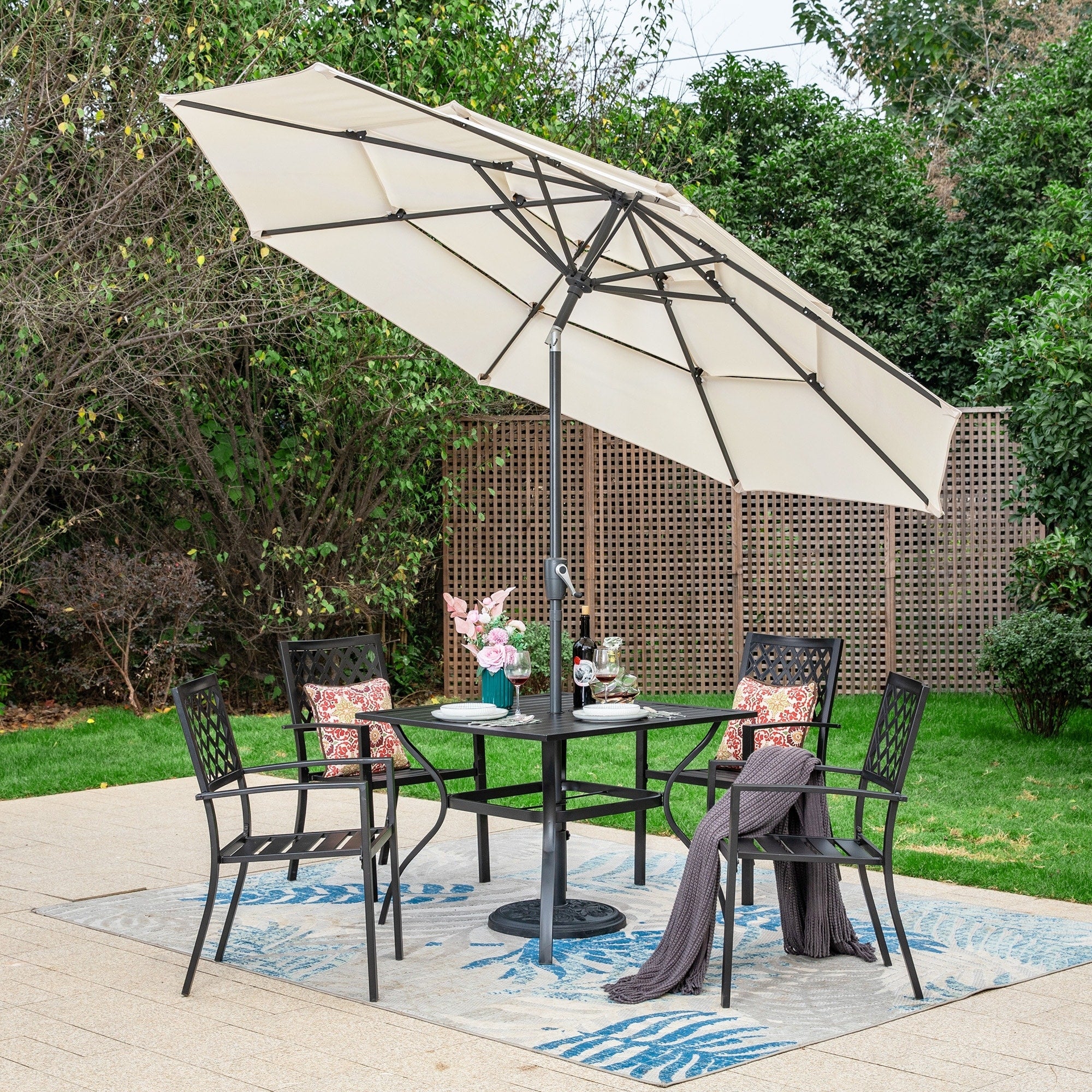 Ensemble de salle à manger de patio 6 pièces MAISON ARTS avec parasol à inclinaison automatique à 3 niveaux de 10 pieds : 4 chaises d'extérieur en métal et 1 table à manger carrée en métal