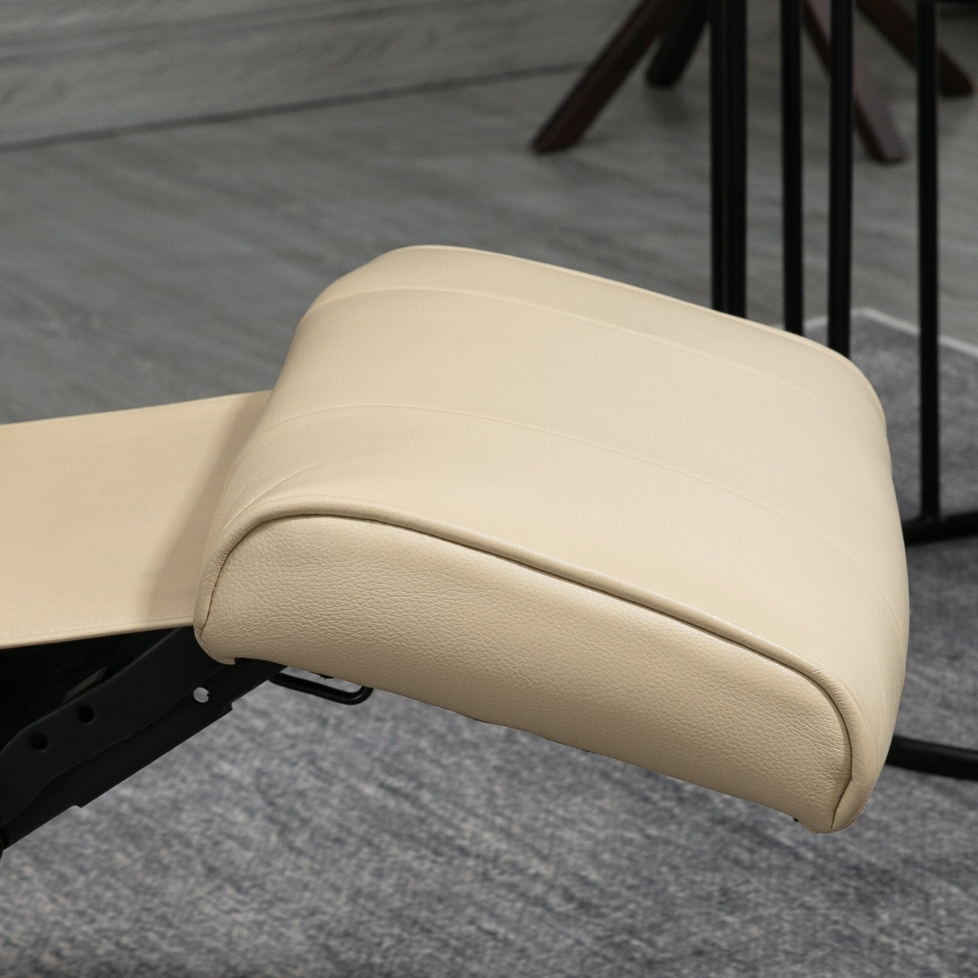 Fauteuil inclinable pivotant en cuir synthétique avec base en bois, accoudoirs rembourrés et inclinaison manuelle