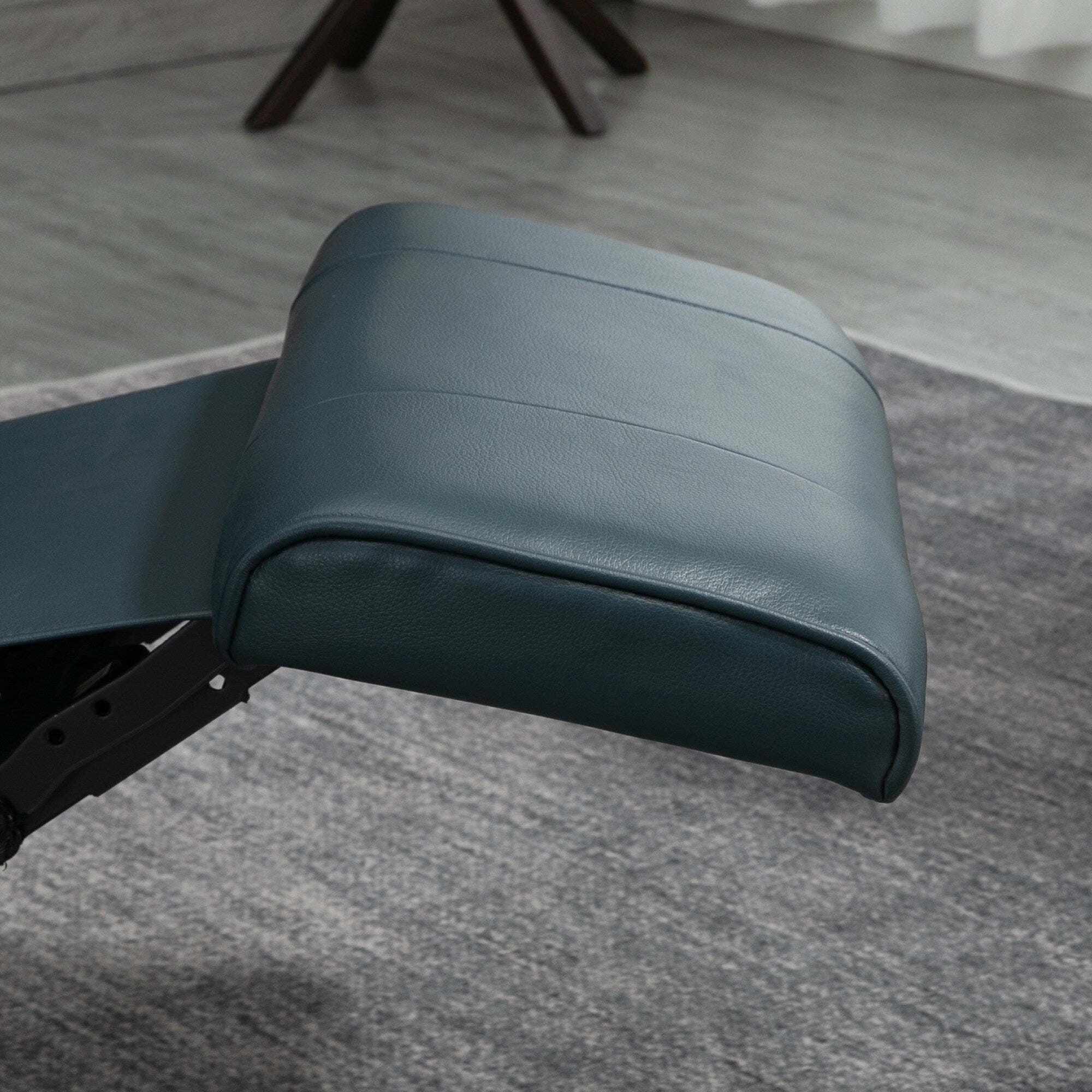 Fauteuil inclinable pivotant en cuir synthétique avec base en bois, accoudoirs rembourrés et inclinaison manuelle