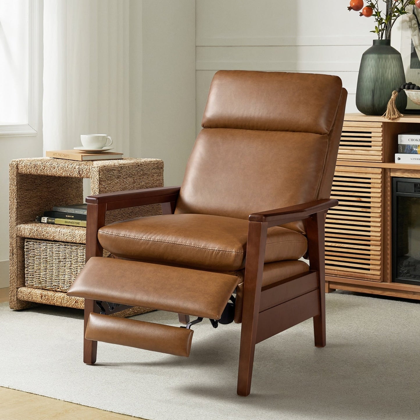 Fauteuil inclinable en cuir végétalien et bois massif Patrick, style milieu du siècle, par HULALA HOME