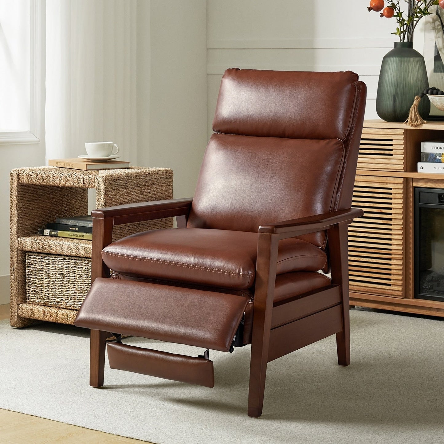 Fauteuil inclinable en cuir végétalien et bois massif Patrick, style milieu du siècle, par HULALA HOME
