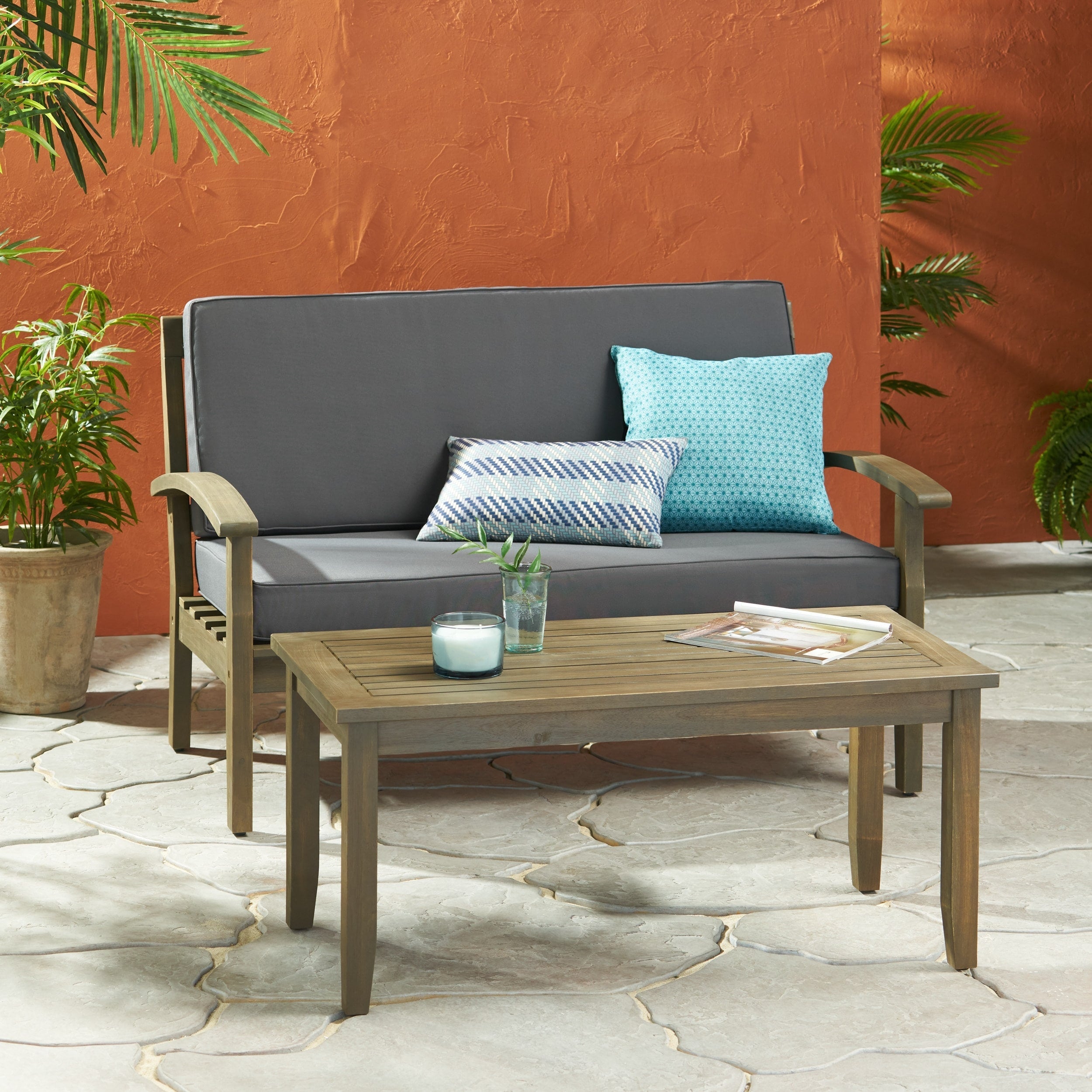 Ensemble causeuse et table d'extérieur Peyton en bois d'acacia avec coussins par Christopher Knight Home