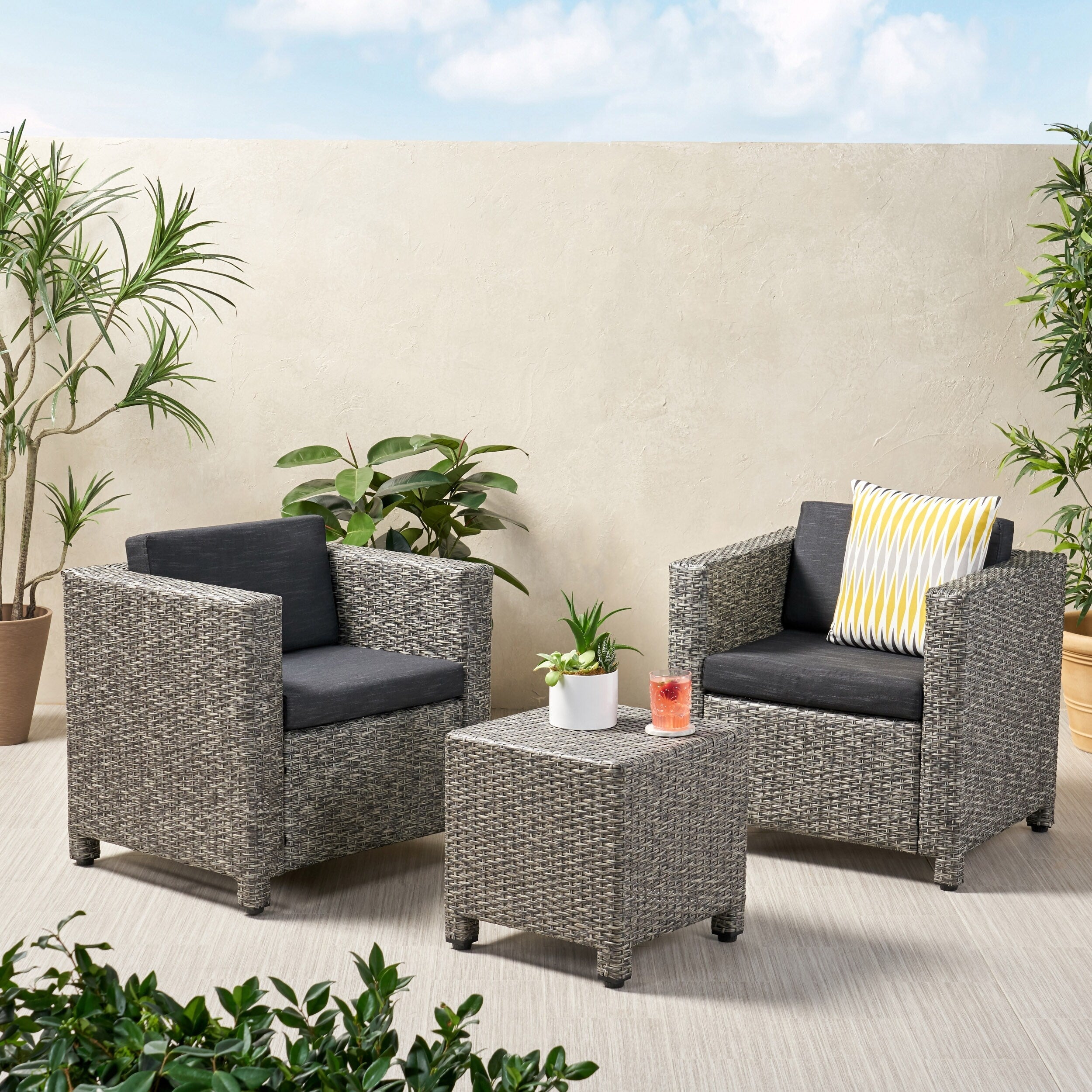 Ensemble de salon de jardin 3 pièces en osier avec coussins Puerta par Christopher Knight Home