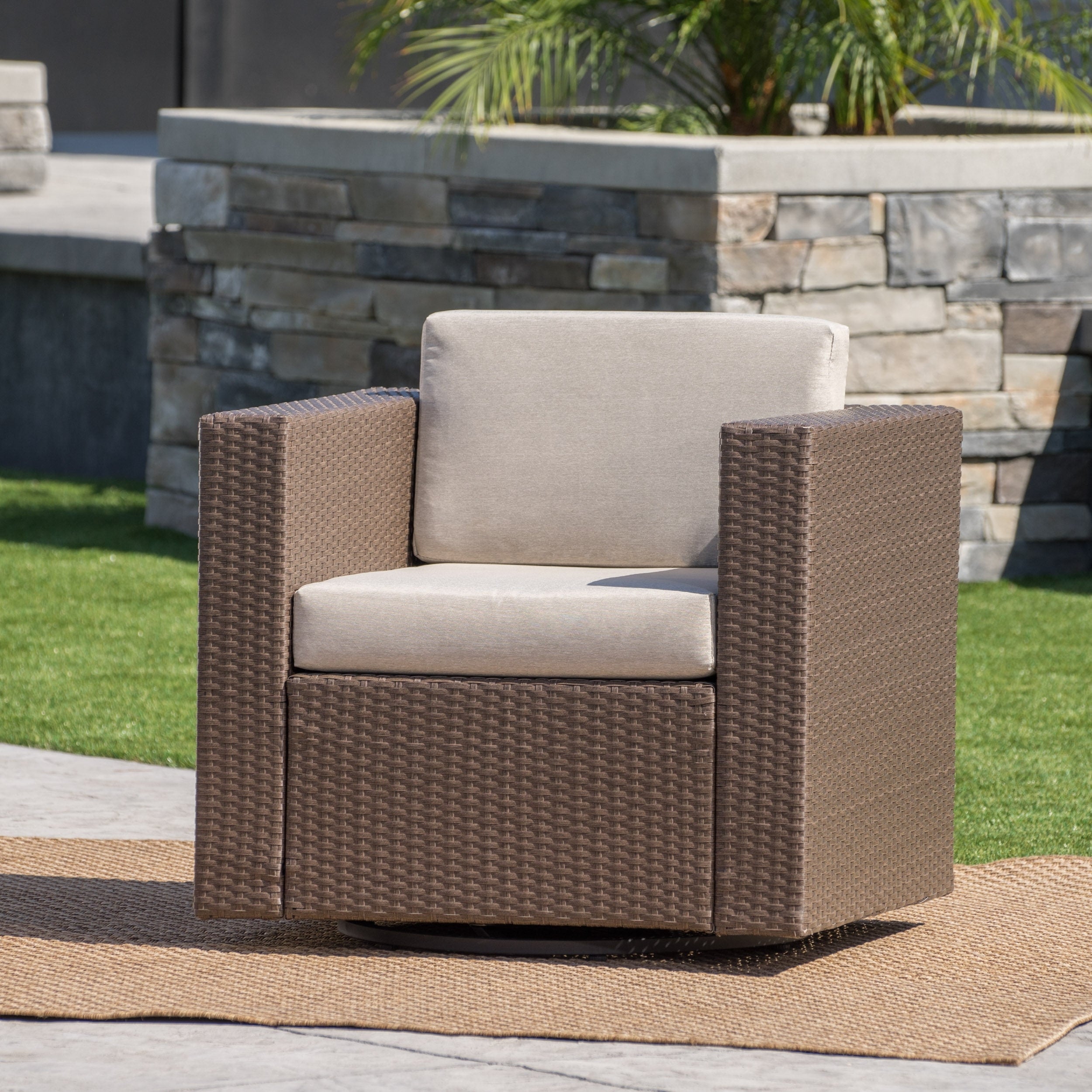 Fauteuil club pivotant d'extérieur en osier Puerta par Christopher Knight Home