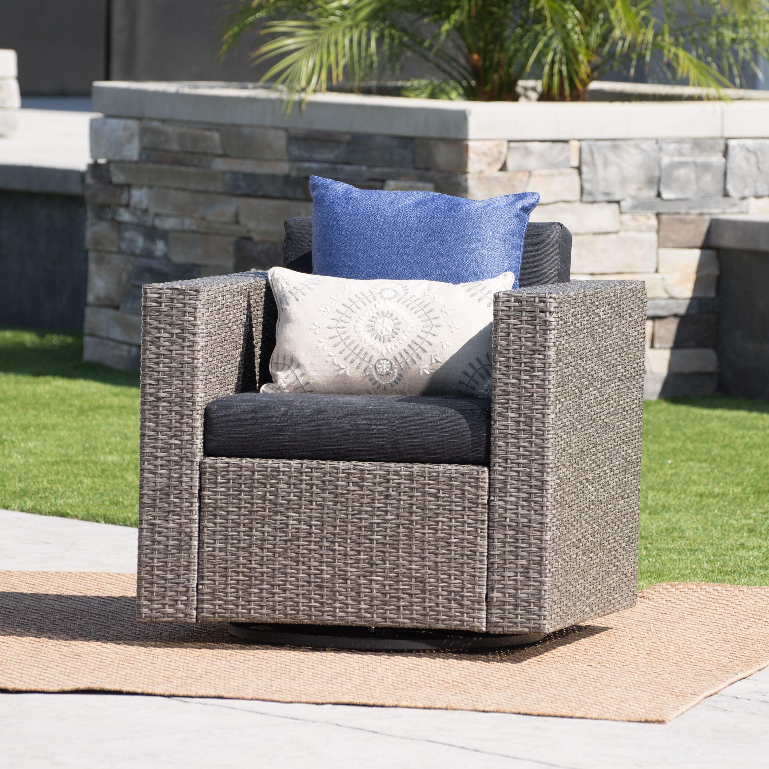 Fauteuil club pivotant d'extérieur en osier Puerta par Christopher Knight Home