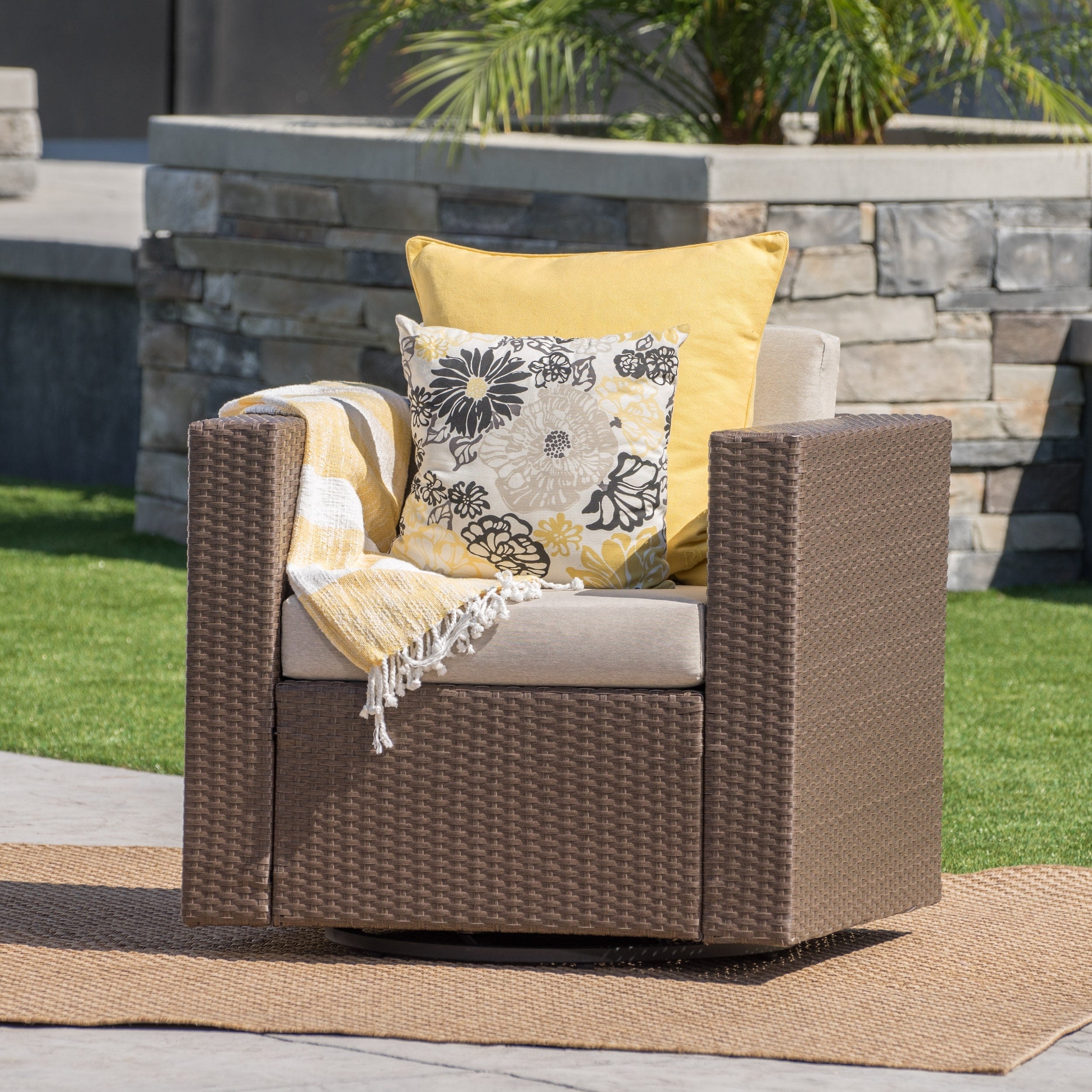 Fauteuil club pivotant d'extérieur en osier Puerta par Christopher Knight Home