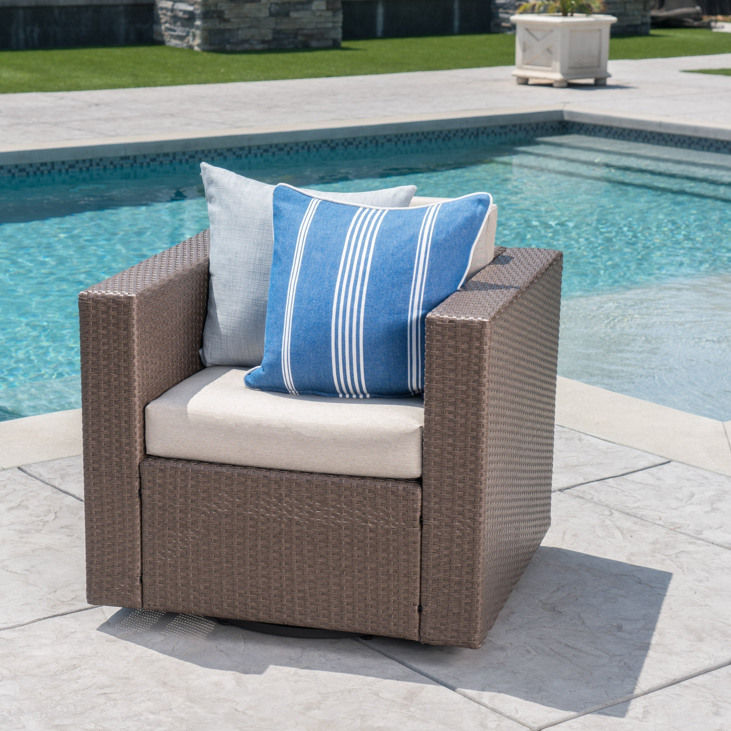 Fauteuil club pivotant d'extérieur en osier Puerta par Christopher Knight Home