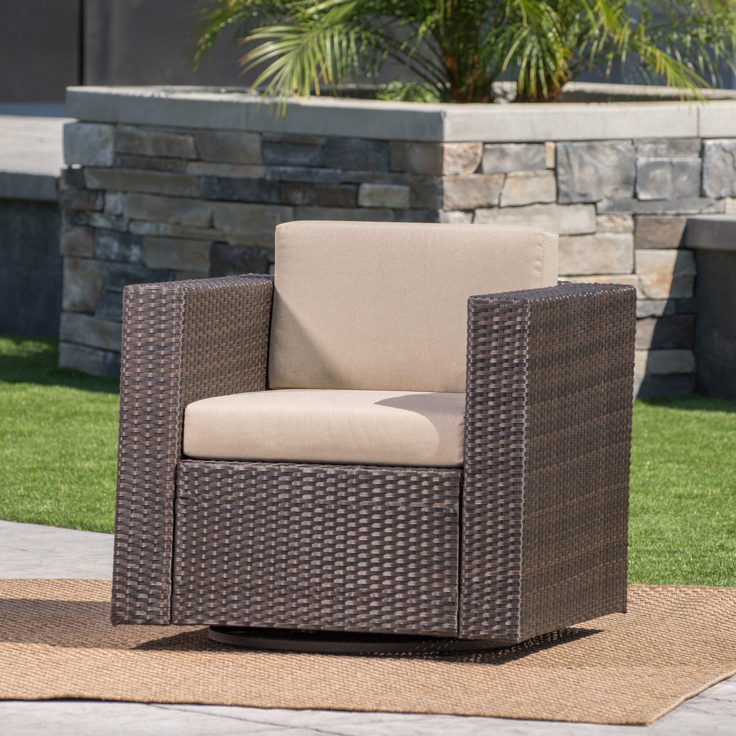 Fauteuil club pivotant d'extérieur en osier Puerta par Christopher Knight Home
