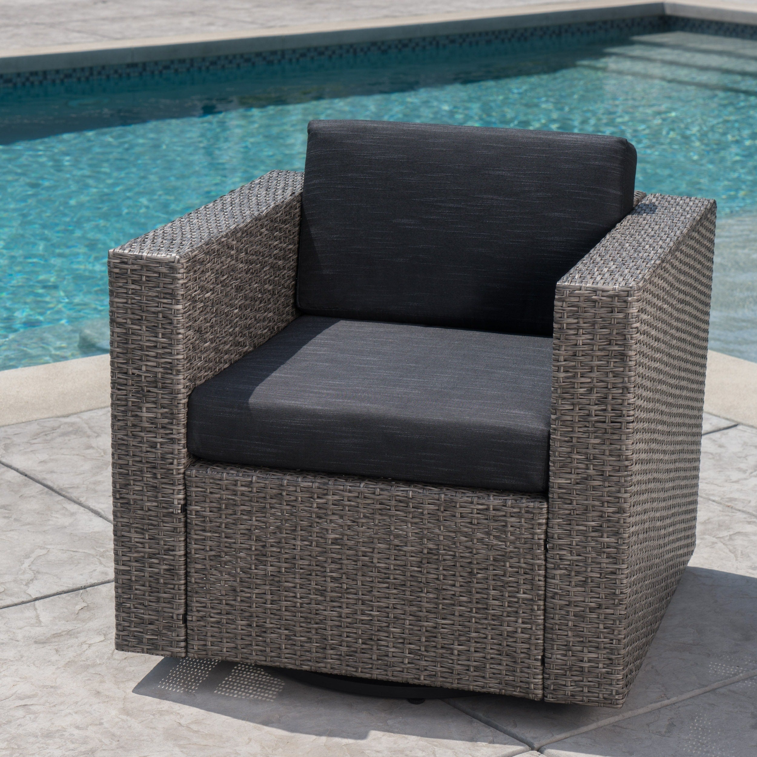 Fauteuil club pivotant d'extérieur en osier Puerta par Christopher Knight Home