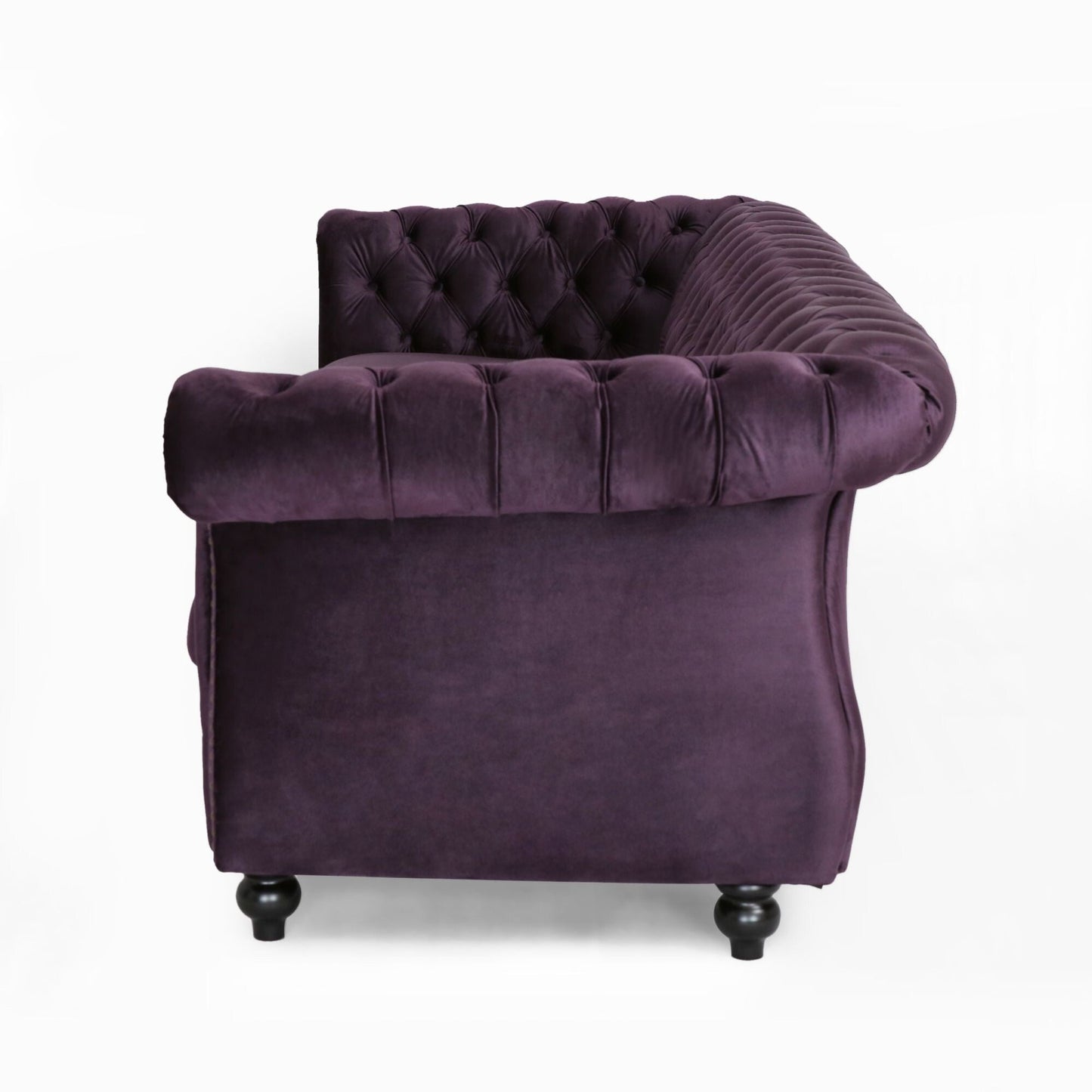 Canapé 3 places capitonné Chesterfield violet 84,75 avec têtes de clous et pieds en bois pour le salon