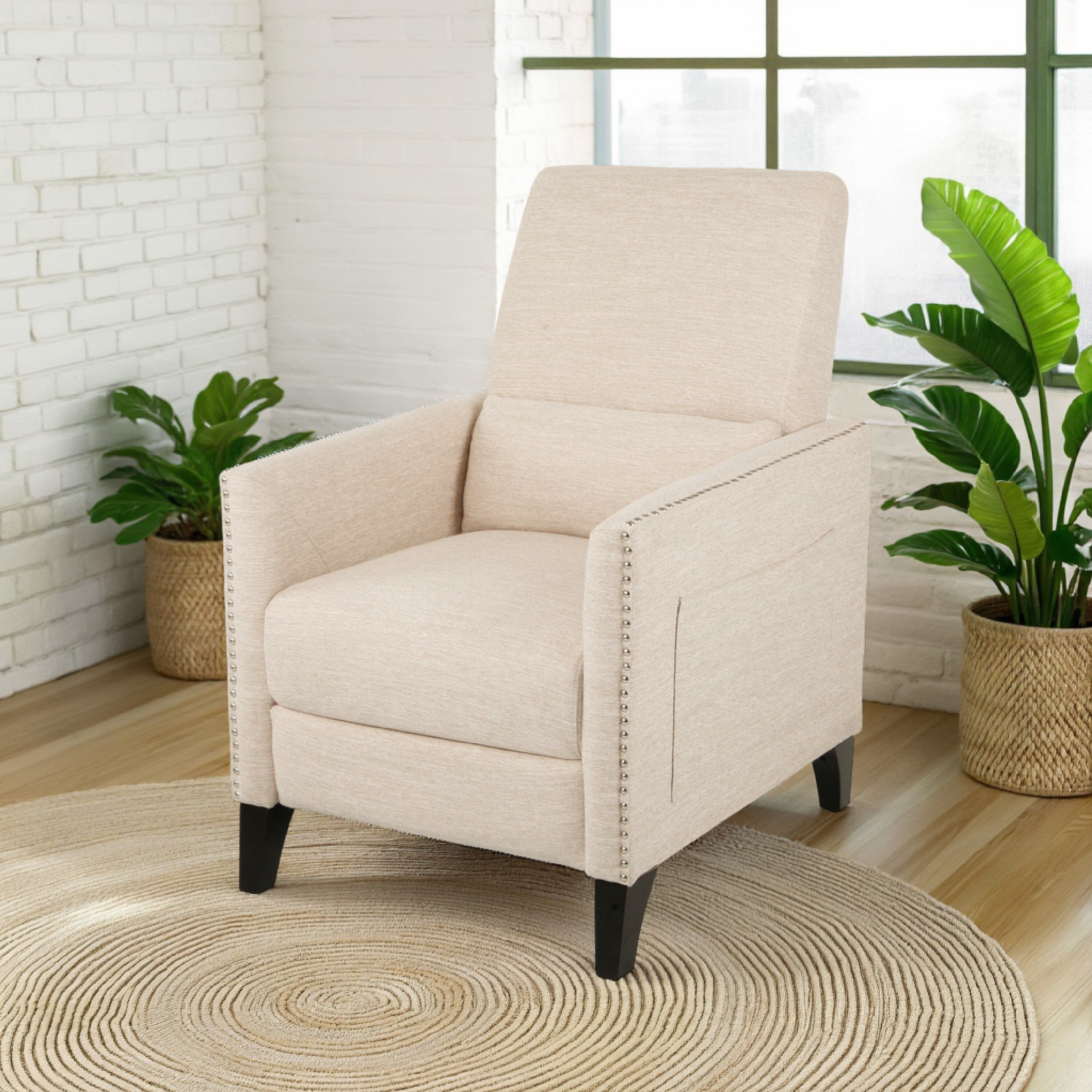 Fauteuil inclinable manuel à dossier relevable, garniture cloutée, tissu beige
