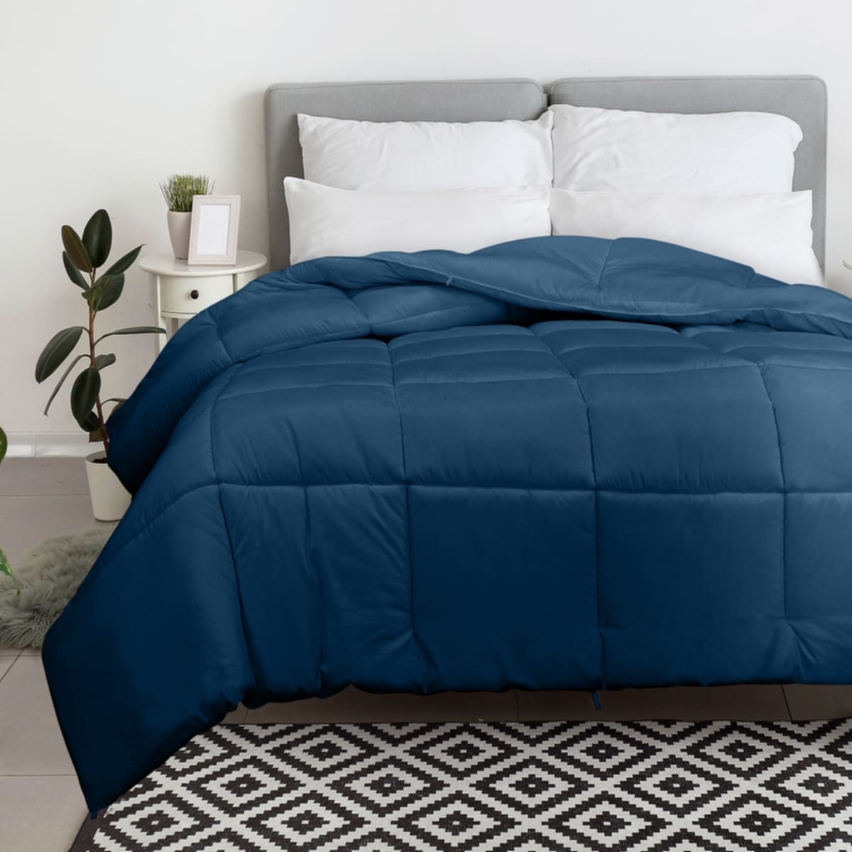 Couette Royale King - Couette toutes saisons en duvet synthétique - Couette matelassée légère (King, bleu marine)