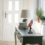 Lampe d'appoint cardinale en vitrail rouge River of Goods de 13 pouces - 8 L x 4,5 l x 13,5 H
